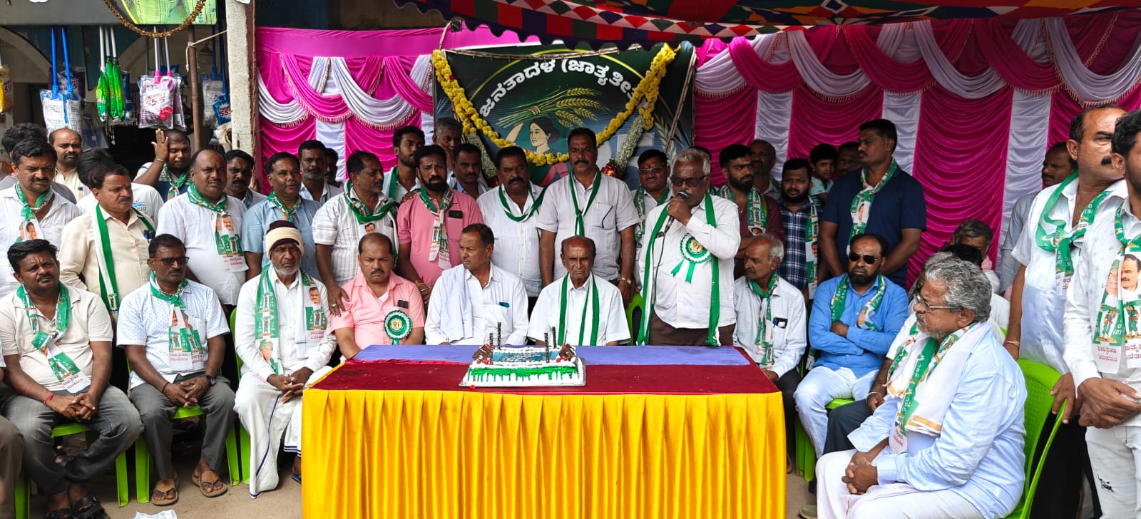 ಬನ್ನೂರು ಪಟ್ಟಣದಲ್ಲಿ ನಡೆದ ಜೆಡಿಎಸ್ ರಜತೋತ್ಸವದ ಕಾರ್ಯಕ್ರಮದಲ್ಲಿ ಮುಖಂಡ ವೈ.‌ಎಸ್. ರಾಮಸ್ವಾಮಿ ಮಾತನಾಡಿದರು