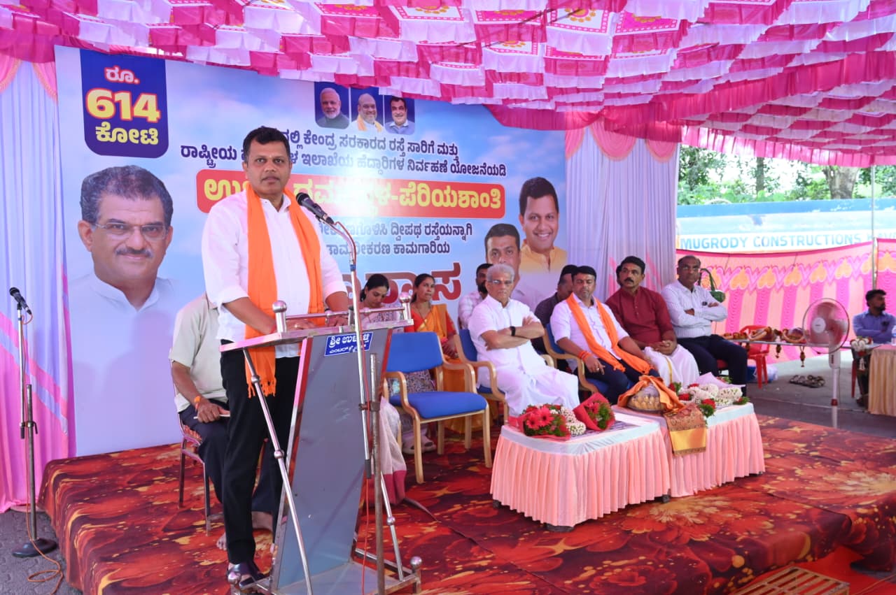 ಉಜಿರೆ-ಧರ್ಮಸ್ಥಳ- ಪೆರಿಯಶಾಂತಿ ರಸ್ತೆ ಡಾಂಬರೀಕರಣ ಶಿಲಾನ್ಯಾಸವನ್ನು ಧರ್ಮಸ್ಥಳದ ಧರ್ಮಾಧಿಕಾರಿ ಡಿ.ವೀರೇಂದ್ರ ಹೆಗ್ಗಡೆ ಶನಿವಾರ ಧರ್ಮಸ್ಥಳದಲ್ಲಿ ನೆರವೇರಿಸಿದರು