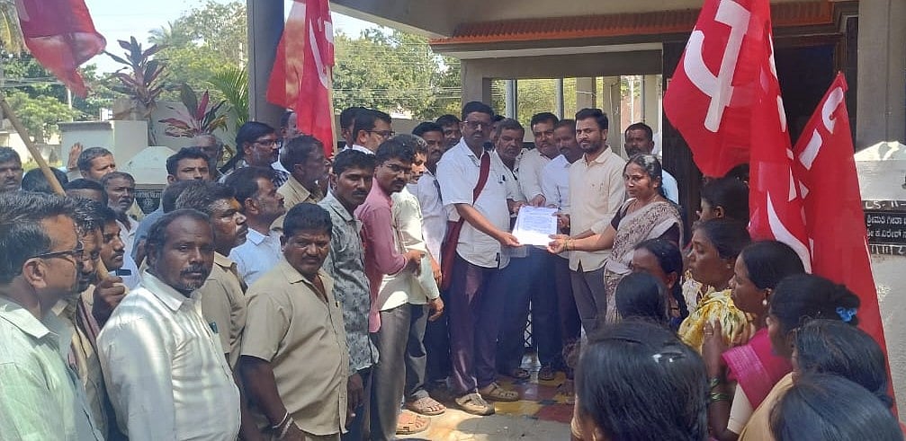 ಹರಪನಹಳ್ಳಿ: ಸರ್ಕಾರಿ ನೌಕರರೆಂದು ಘೋಷಿಸಲು ಗ್ರಾಮ ಪಂಚಾಯಿತಿ ಸಿಬ್ಬಂದಿ ಒತ್ತಾಯ