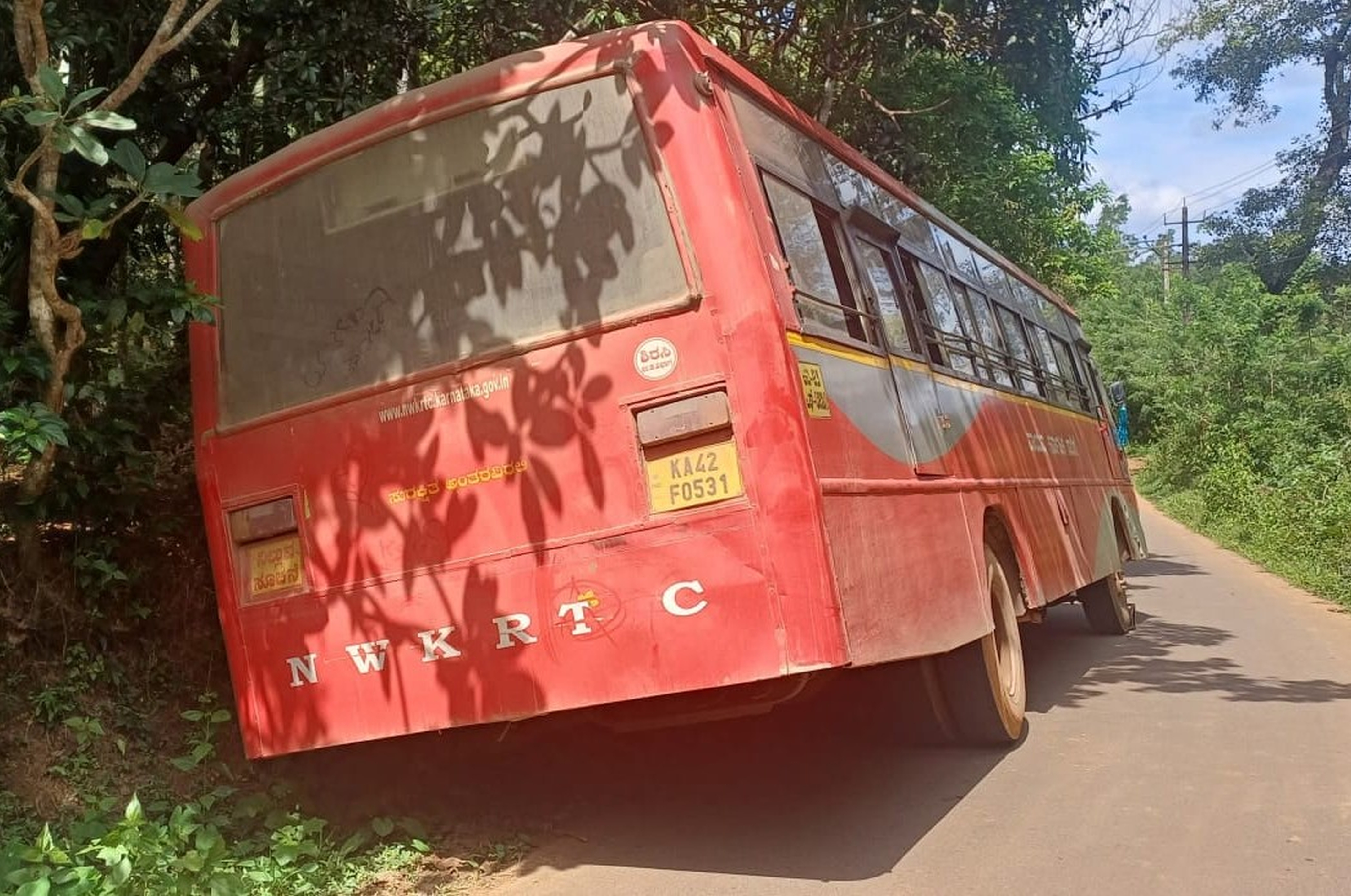 ಸಿದ್ದಾಪುರ ತಾಲ್ಲೂಕಿನ ಬಾಳೇಸರ ಸಮೀಪ ಮಾರ್ಗಮಧ್ಯೆ ಕೆಟ್ಟು ನಿಂತಿದ್ದ ಬಸ್