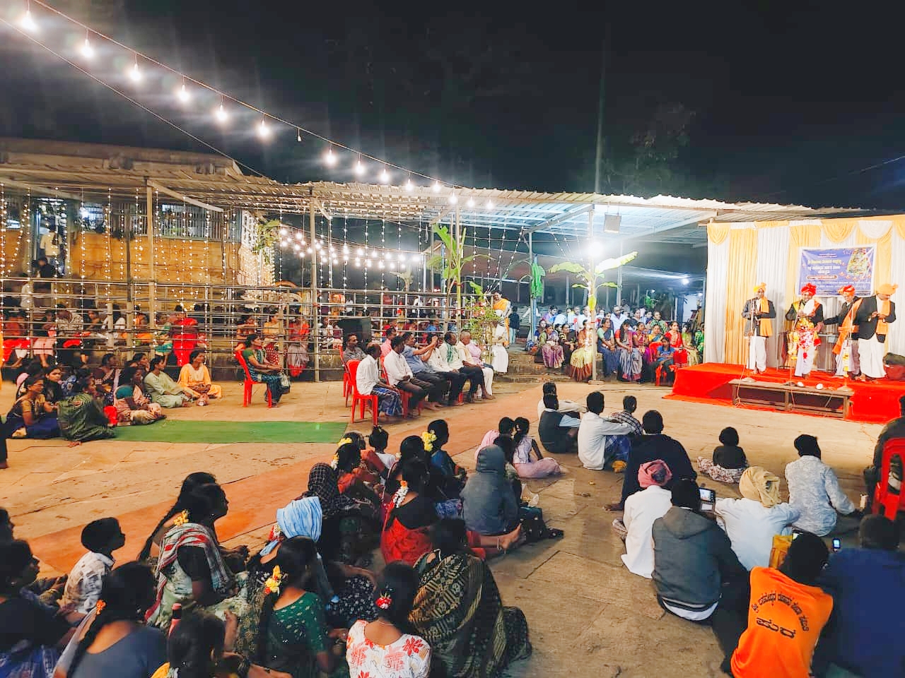 ಸೊರಬ ತಾಲ್ಲೂಕಿನ ಚಂದ್ರಗುತ್ತಿ ರೇಣುಕಾಂಬ ದೇವಸ್ಥಾನದಲ್ಲಿ ಸಾವಿರಾರು ಭಕ್ತರ ಸಮ್ಮುಖದಲ್ಲಿ ಲಕ್ಷ ದೀಪೋತ್ಸವ ವಿಜೃಂಭಣೆಯಿಂದ ಜರುಗಿತು.