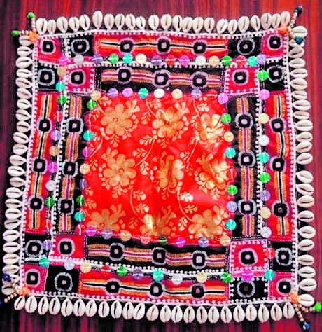 ಬಂಜಾರರ ಉಡುಪಿನಲ್ಲಿ ಕವಡೆಗಳು