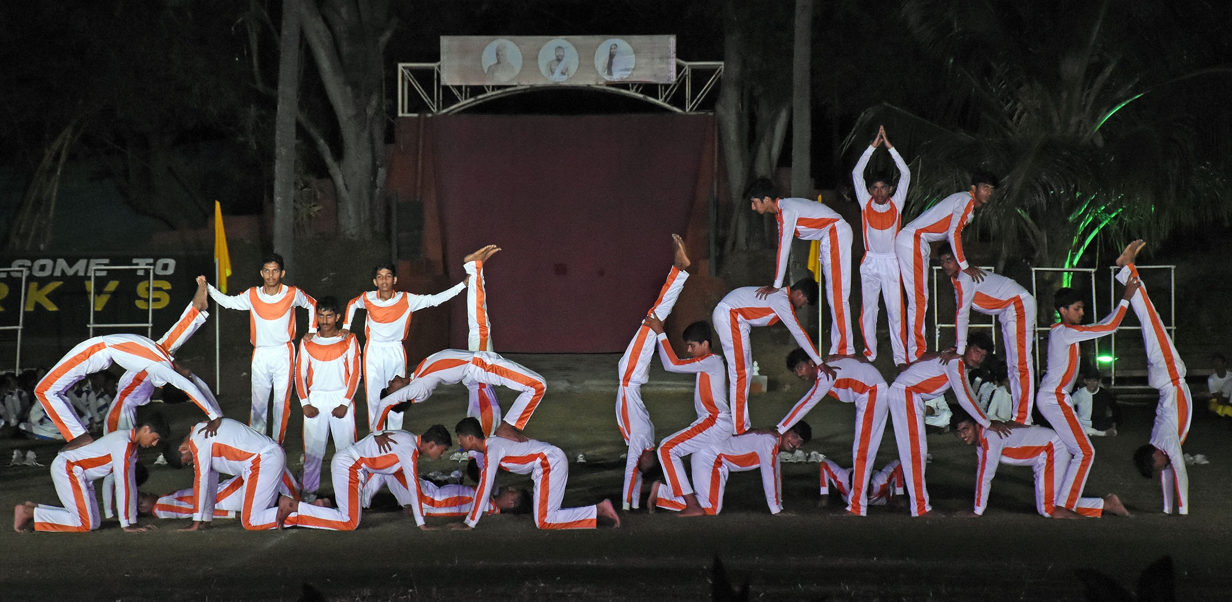 ಹೊನಲು ಬೆಳಕಿನ ಕಾರ್ಯಕ್ರಮದಲ್ಲಿ ವಿದ್ಯಾರ್ಥಿಗಳು ಸಾಮೂಹಿಕ ಯೋಗ ಪ್ರದರ್ಶನ ತೋರಿದರು