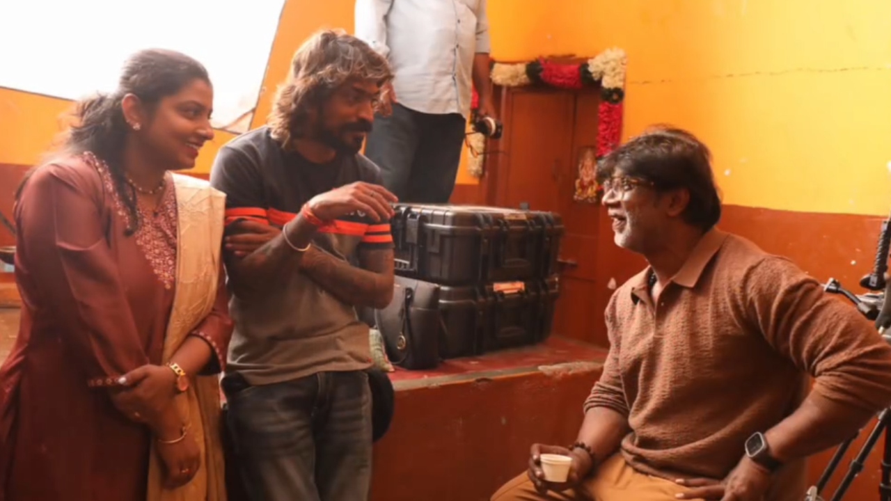 ಈಗ ನಟ ಕಾಕ್ರೋಚ್ ಸುಧಿ ಸಾಮಾಜಿಕ ಮಾಧ್ಯಮದಲ್ಲಿ ಪೋಸ್ಟ್‌ ಒಂದನ್ನು ಹಂಚಿಕೊಂಡಿದ್ದಾರೆ. ಅದರಲ್ಲಿ ನಟ ದುನಿಯಾ ವಿಜಯ್, ವಿನಯ್ ರಾಜ್‌ಕುಮಾರ್ ಹಾಗೂ ದುನಿಯಾ ವಿಜಯ್ ಪುತ್ರಿ ಜೊತೆಗೆ ಸುಧಿ ದಂಪತಿ ಫೋಟೊ ಕ್ಲಿಕ್ಕಿಸಿಕೊಂಡಿದ್ದಾರೆ.