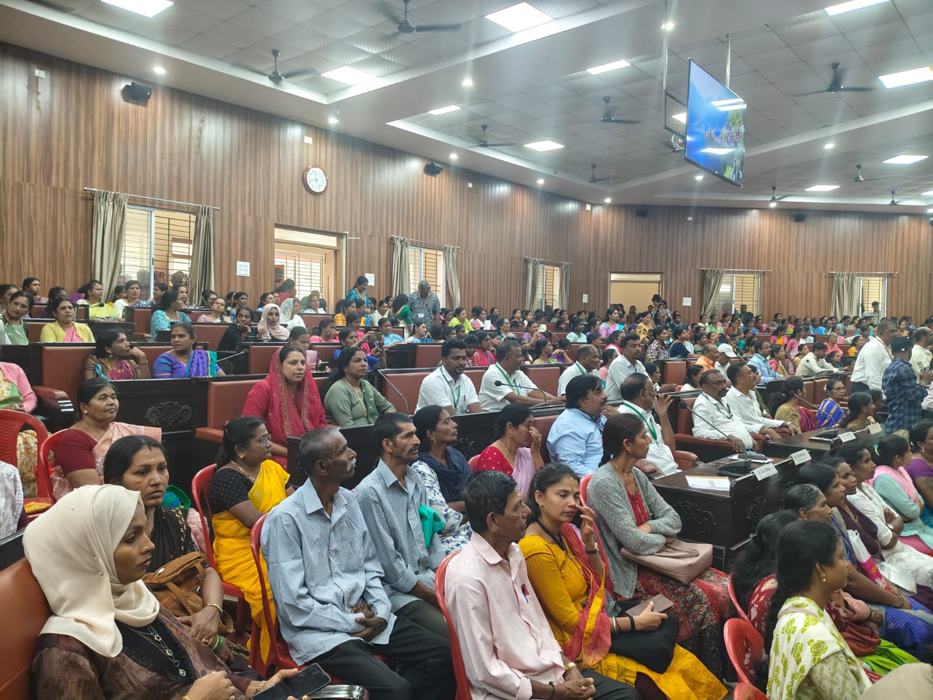 ಮಡಿಕೇರಿಯಲ್ಲಿ ಶನಿವಾರ ನಡೆದ ‘ಗ್ಯಾರಂಟಿ ಉತ್ಸವ’ದಲ್ಲಿ ಹೆಚ್ಚಿನ ಸಂಖ್ಯೆಯಲ್ಲಿ ಜನರು ಸೇರಿದ್ದರು