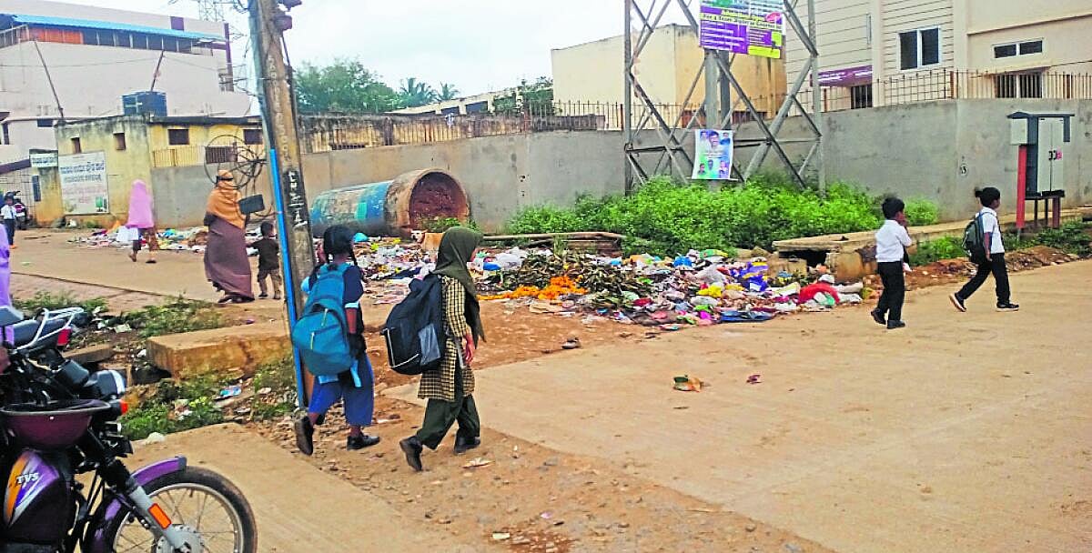 ಹುಬ್ಬಳ್ಳಿ: ಶಾಲೆಗೆ ತ್ಯಾಜ್ಯರಾಶಿಯ ದಿಗ್ಬಂಧನ! ಕ್ರಮಕೈಗೊಳ್ಳದ ಅಧಿಕಾರಿಗಳು
