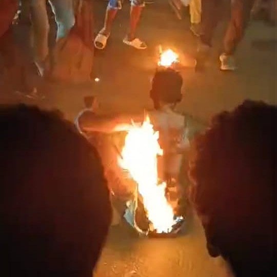 ಚಿತ್ರದುರ್ಗ | ಪೊಲೀಸರೊಂದಿಗೆ ವಾಗ್ವಾದ: ಬೆಂಕಿ ಹಚ್ಚಿಕೊಂಡ ಆಟೊ ಚಾಲಕ