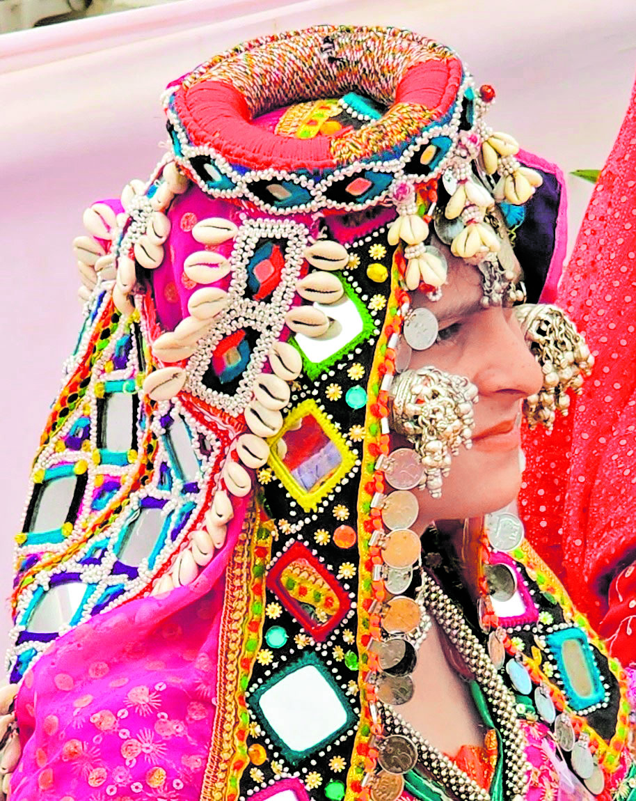 ಬಂಜಾರರ ಉಡುಪಿನಲ್ಲಿ ಕವಡೆಗಳು