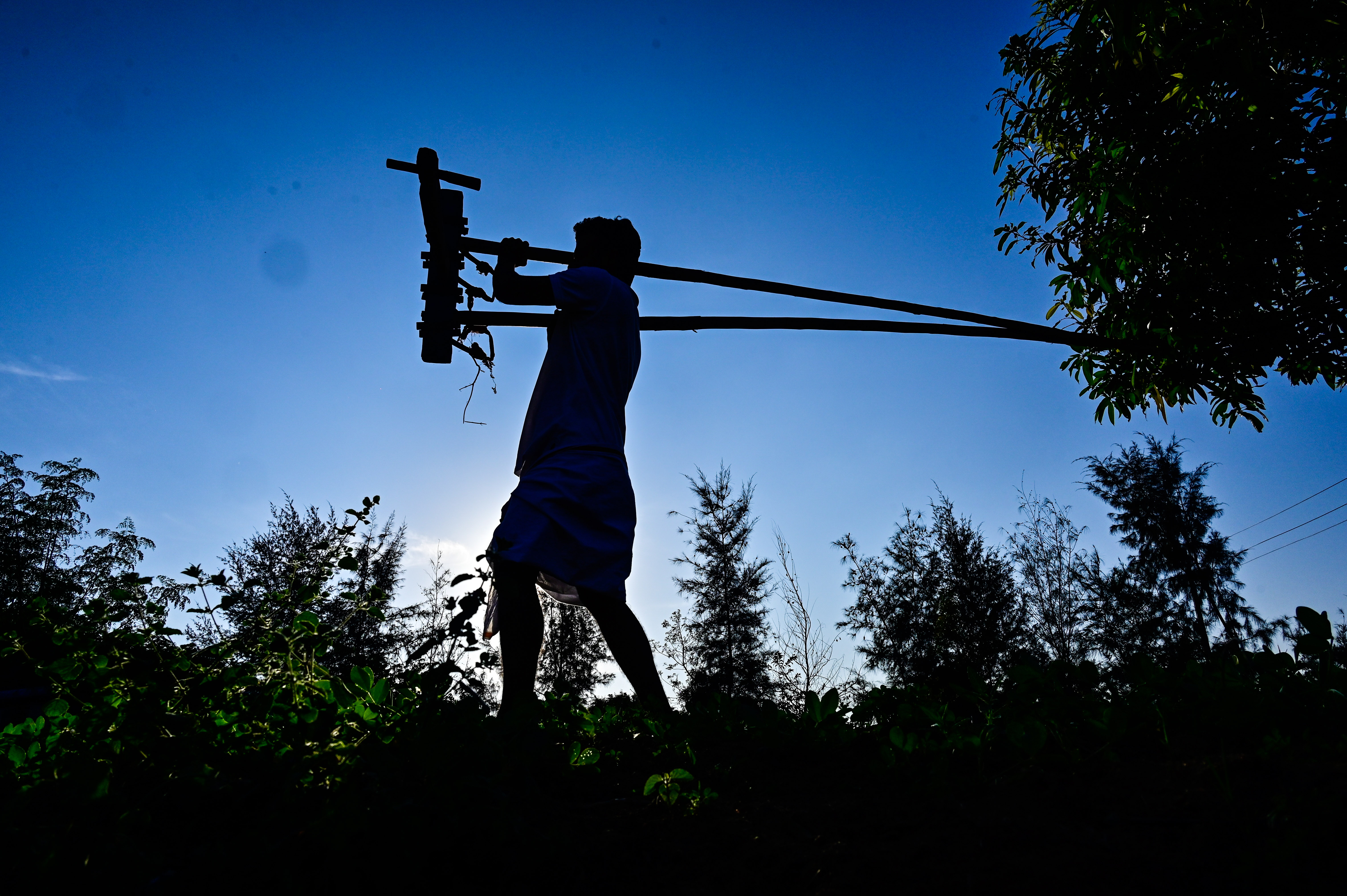 ಯುವ ಕೃಷಿಕ ವಿಶ್ವಶಂಕರ ಶಿವರಾಯ ಅವರು ಕೃಷಿ ಉಪಕರಣ ಹೊತ್ತು ಸಾಗಿದ ದೃಶ್ಯ