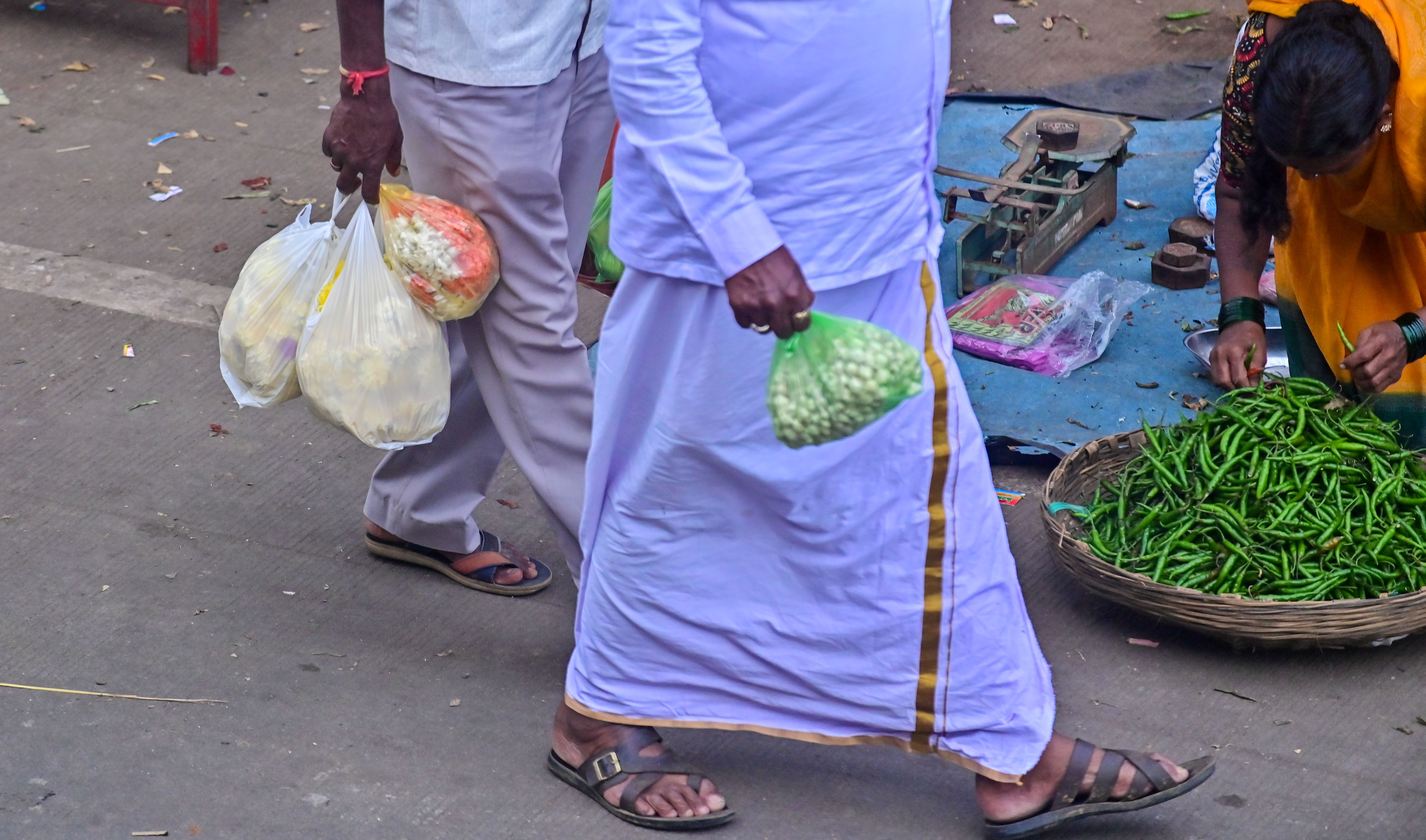 ದಾವಣಗೆರೆಯಲ್ಲಿ ನಾಗರಿಕರು ಪ್ಲಾಸ್ಟಿಕ್‌ ಕವರ್‌ಗಳಲ್ಲಿ ಅಗತ್ಯ ವಸ್ತು ತೆಗೆದುಕೊಂಡು ಹೋಗುತ್ತಿರುವುದು 