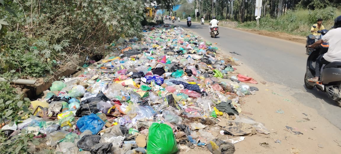 ಸಮೇತಹಳ್ಳಿಯ ನಾರಾಯಣ ಕಾಲೇಜು ಬಳಿ ರಸ್ತೆಯಲ್ಲಿ ಕಸ