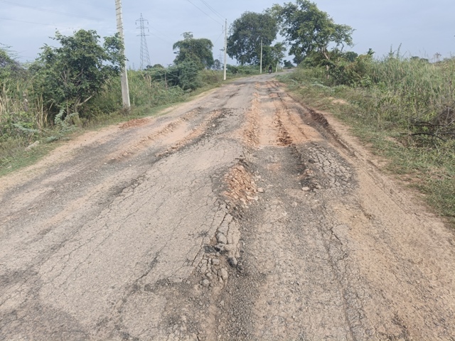 ವಡಗೇರಾ ಅಧಿಕ ಭಾರದ ಟಿಪ್ಪರ ಸಂಚಾರದಿಂದ ಹಾಳಾದ ಗ್ರಾಮೀಣ ರಸ್ತೆ