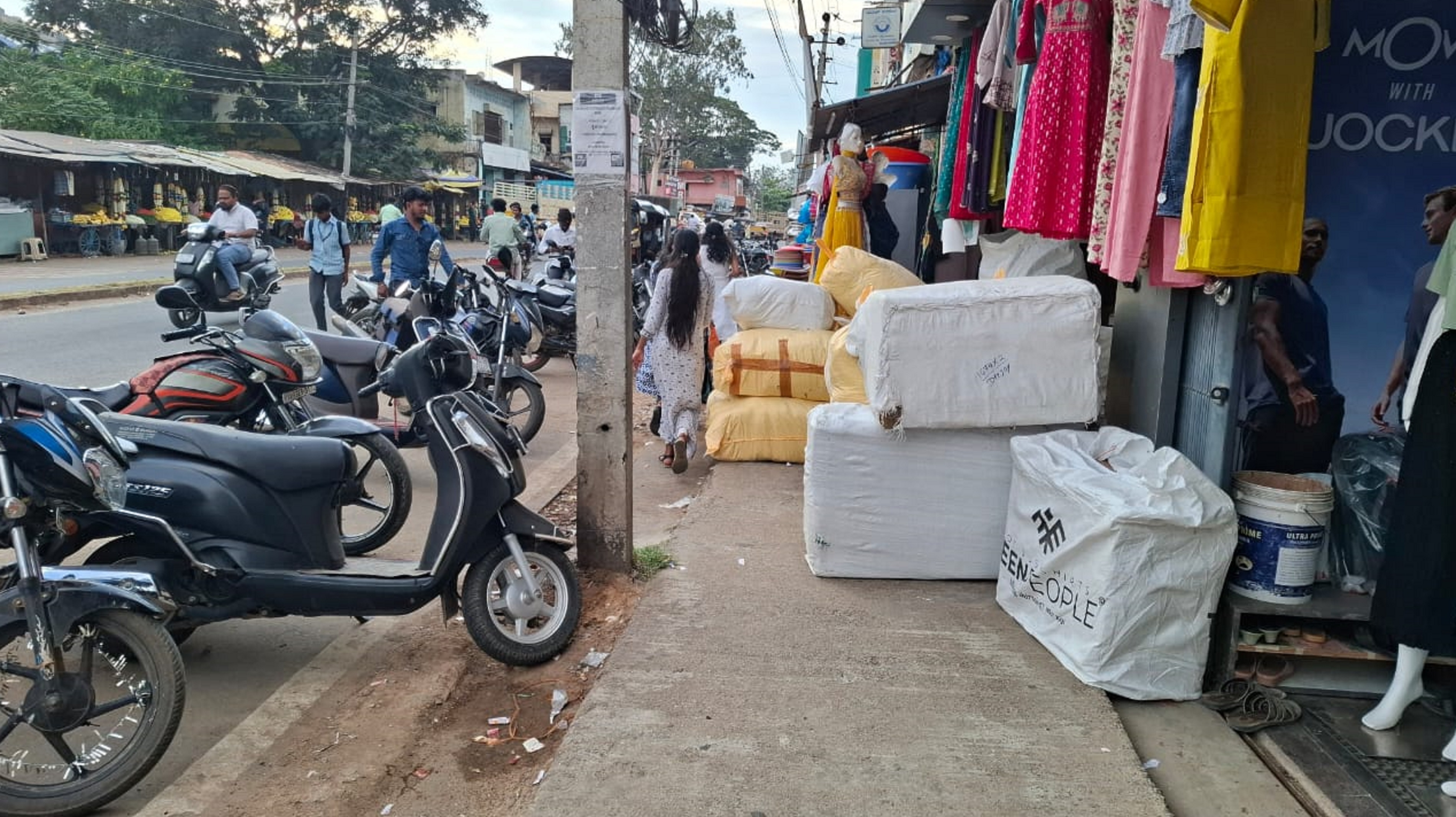 ಹೊಸದುರ್ಗದಲ್ಲಿ ಪಾದಚಾರಿ ಮಾರ್ಗದ ಮೇಲೆ ಅಂಗಡಿ ಸಾಮಗ್ರಿಗಳನ್ನು ಇಟ್ಟಿರುವುದು 