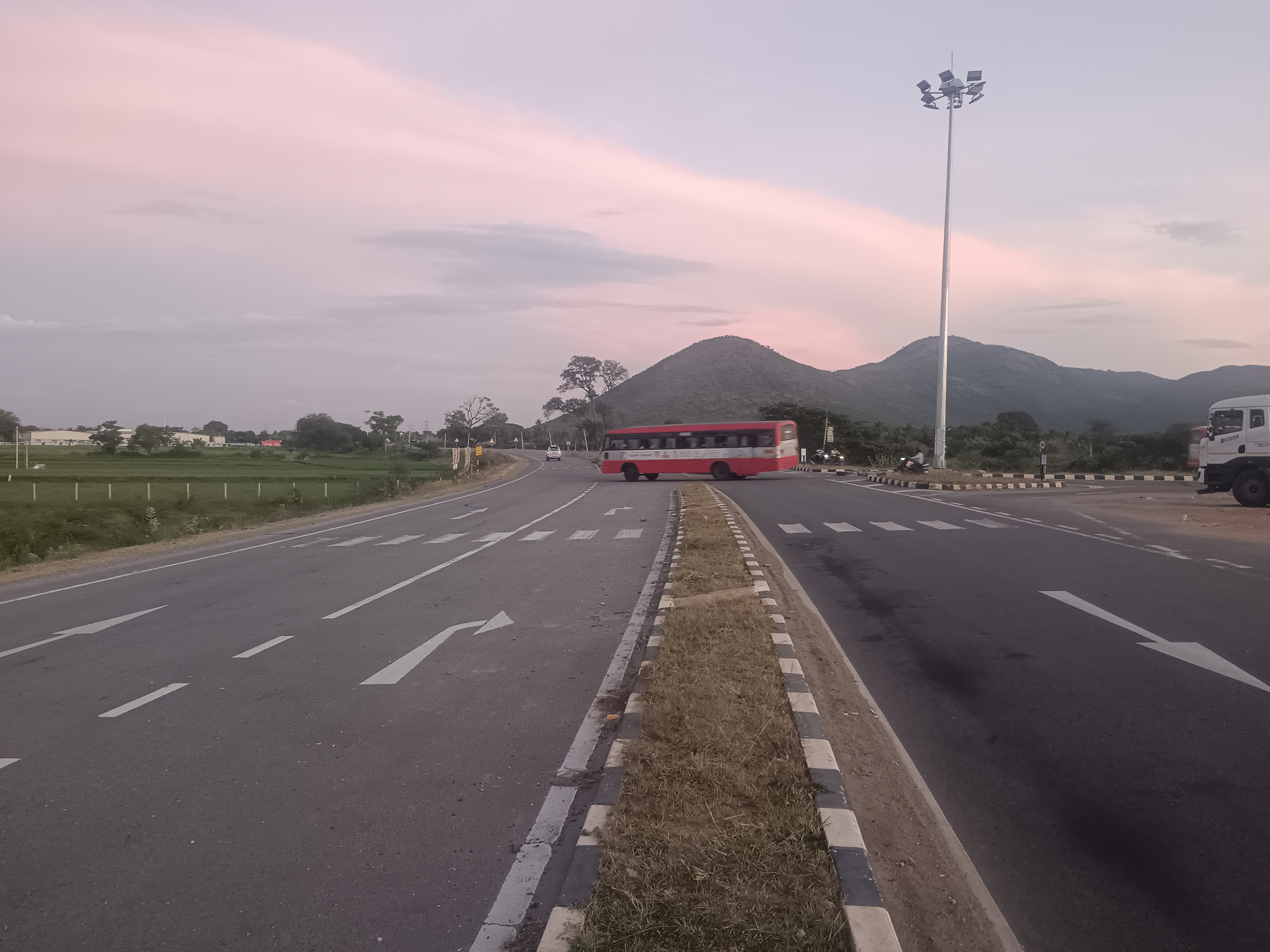 ಮಧುವನ ಹಳ್ಳಿಯಿಂದ ಹನೂರಿಗೆ ನಿರ್ಮಾಣವಾಗಿರುವ ಬೈಪಾಸ್ ರಸ್ತೆ