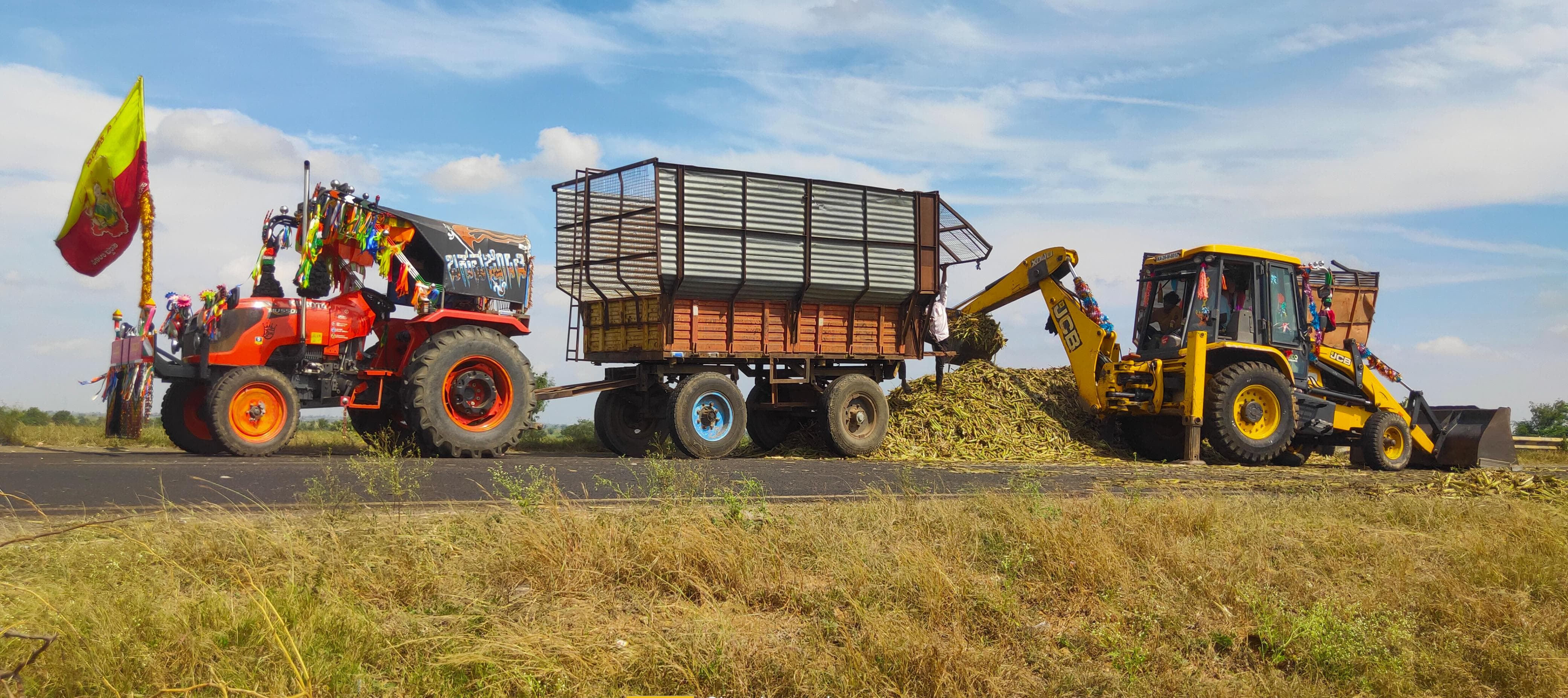 ಹುನಗುಂದ :ನಾಗೂರ ಕ್ರಾಸ್ ಹತ್ತಿರ ರಾಜ್ಯ ಹೆದ್ದಾರಿಯಲ್ಲಿ ಚೆಲ್ಲಾಪಿಲ್ಲಿಯಾಗಿ ಬಿದ್ದಿದ್ದ ಕಬ್ಬನ್ನು ಒಂದು ಕಡೆ ಹಾಕಿ ಜೆಸಿಬಿ ಮೂಲಕ ಟ್ರ್ಯಾಕ್ಟರ್ ಗೆ ತುಂಬಲಾಯಿತು.