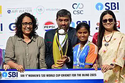 ಶ್ರೀಲಂಕಾದ ಪ್ರಧಾನಿ ಹರಿಣಿ ಅಮರಸೂರ್ಯ  ಅವರು ವಿಜೇತ ಟ್ರೋಫಿಯನ್ನು ಭಾರತದ ನಾಯಕಿ  ದೀಪಿಕಾ  ಅವರಿಗೆ ಪ್ರದಾನ ಮಾಡಿದರು. 