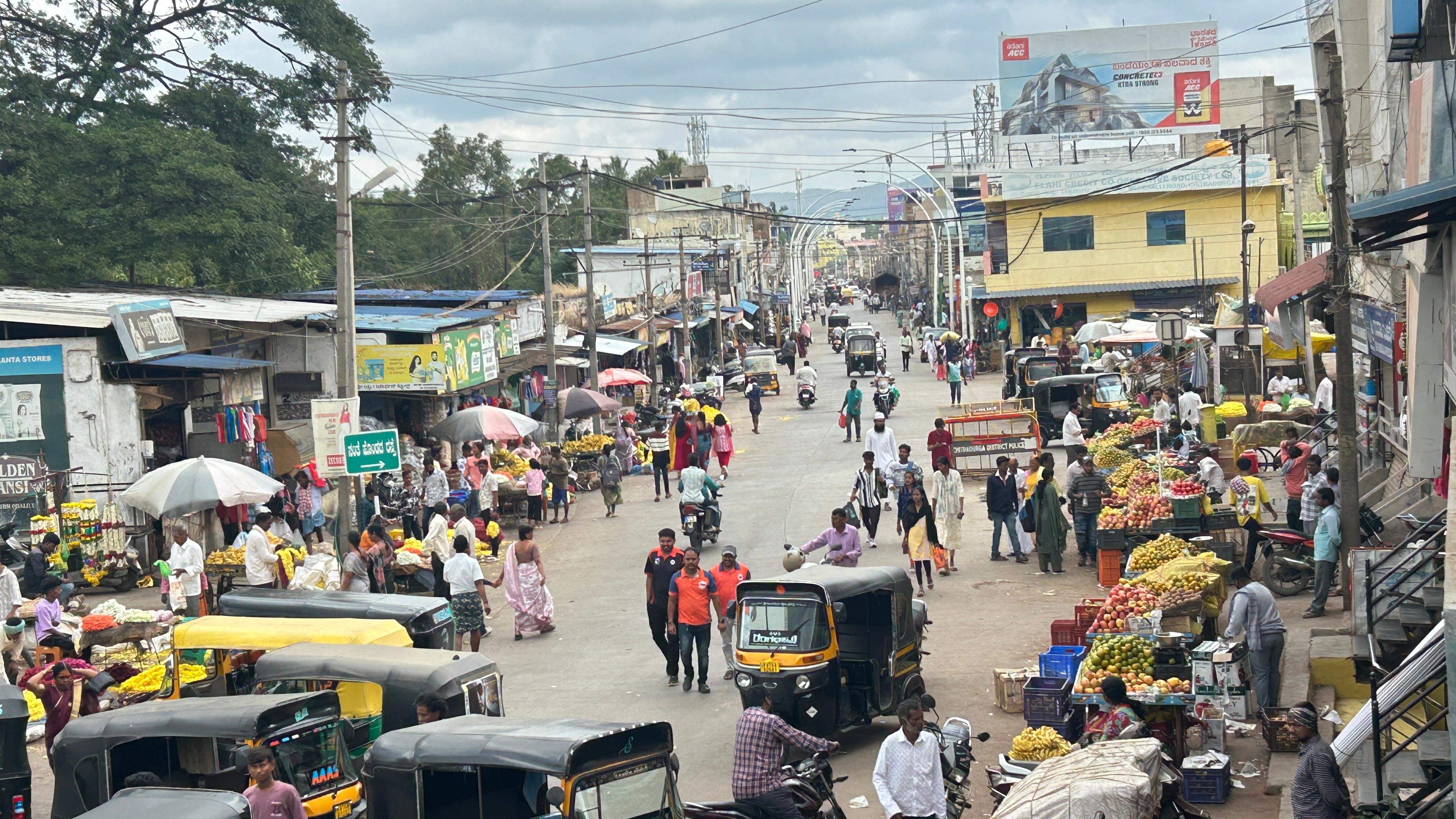 ಚಿತ್ರದುರ್ಗದ ಮೇದೆಹಳ್ಳಿ ರಸ್ತೆಯಲ್ಲಿ ಪಾದಚಾರಿ ಮಾರ್ಗ ಮರೆಯಾಗಿರುವುದರಿಂದ ಜನರು ರಸ್ತೆಯಲ್ಲೇ ಓಡಾಡುತ್ತಿರುವುದು 