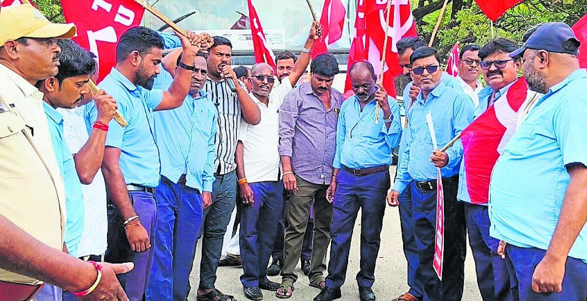 ರಾಯಚೂರು| ಕಾರ್ಮಿಕ ಸಂಹಿತೆ ವಿರೋಧಿಸಿ ವಿವಿಧೆಡೆ ಪ್ರತಿಭಟನೆ: ಹೋರಾಟದ ಎಚ್ಚರಿಕೆ