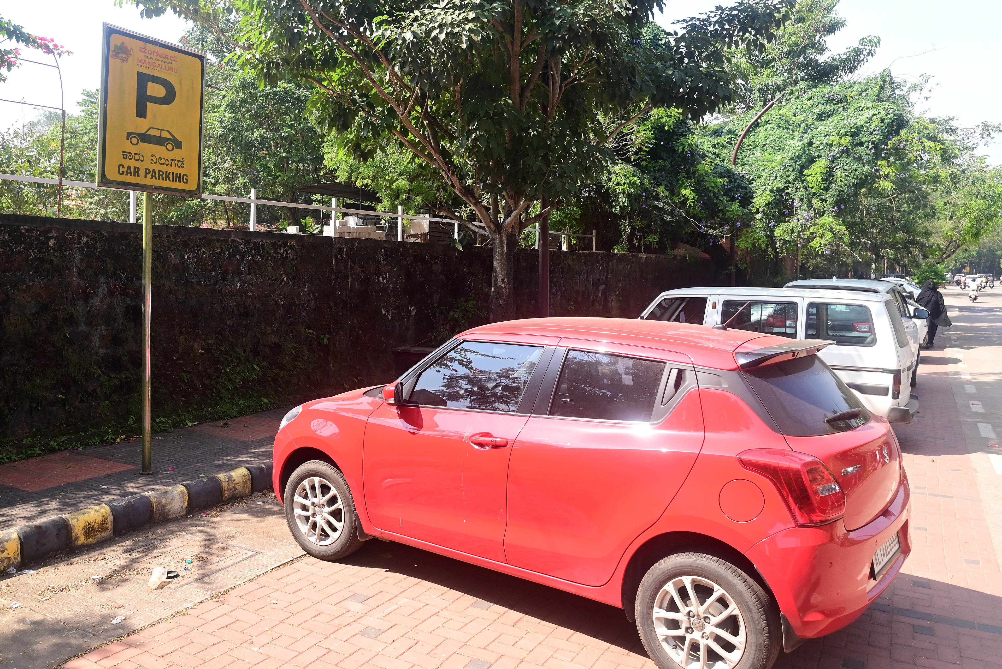 ಮಂಗಳೂರಿನ ಕದ್ರಿ ಉದ್ಯಾನ ರಸ್ತೆಯಲ್ಲಿ ಕಾರು ಪಾರ್ಕಿಂಗ್