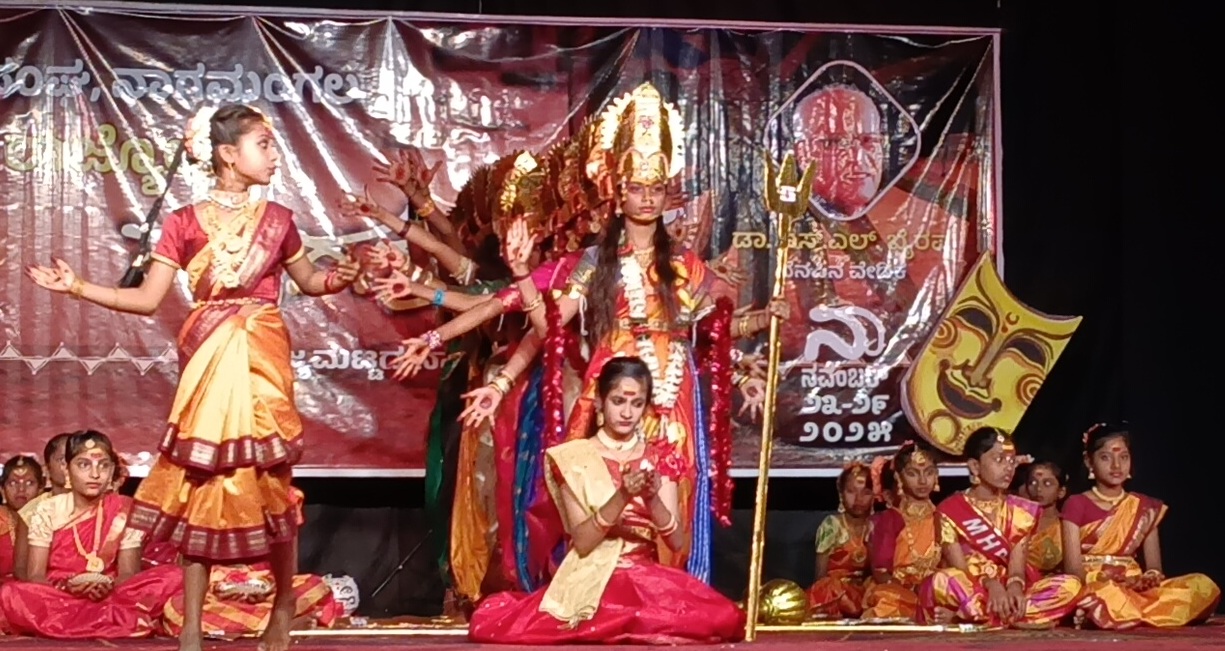 ರಾಜ್ಯ ಮಟ್ಟದ ನಾಗರಂಗ ನಾಟಕೋತ್ಸವದಲ್ಲಿ ಮಾದರಿ ಉನ್ನತ ಹಿರಿಯ ಪ್ರಾಥಮಿಕ ಶಾಲೆಯ ಮಕ್ಕಳು ಹಚ್ಚೇವು ಕನ್ನಡದ ದೀಪ ಗೀತ ಮಾಲೆ ನೃತ್ಯ ಪ್ರದರ್ಶಿಸಿದರು