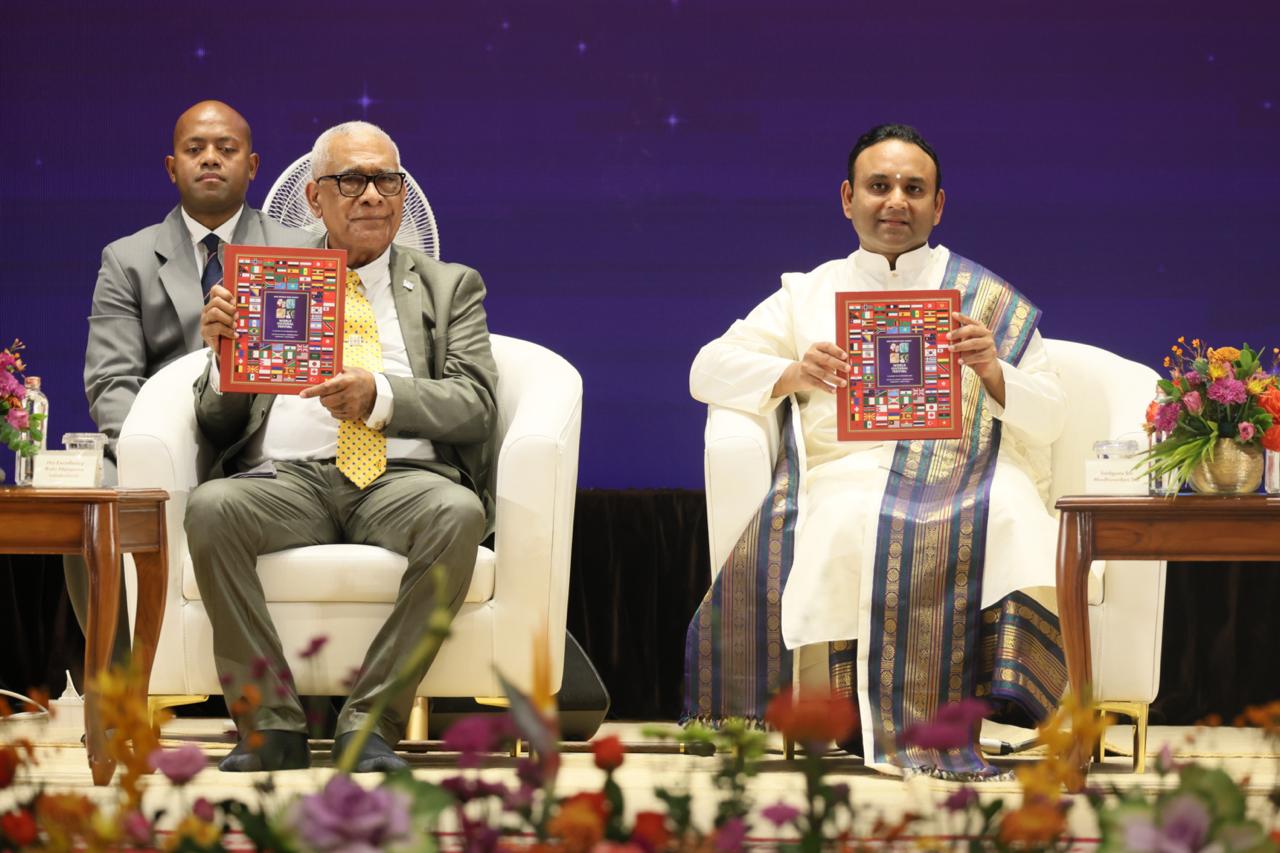 ಫಿಜಿ ಅಧ್ಯಕ್ಷ ರಟು ನಖಿಮಾ ಲಾಲಬಲವು ಮತ್ತು ಸದ್ಗುರು ಮಧುಸೂದನ ಸಾಯಿ ಅವರು ಕಾರ್ಯಕ್ರಮದಲ್ಲಿ ಸ್ಮರಣ ಸಂಚಿಕೆ ಲೋಕಾರ್ಪಣೆಗೊಳಿಸಿದರು