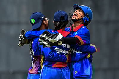 ಕೇವಲ 12 ಓವರ್‌ಗಳಲ್ಲಿ 3 ವಿಕೆಟ್‌ಗೆ 117 ರನ್ ಗಳಿಸಿ ಭಾರತ ಗೆಲುವಿನ ನಗೆ ಬೀರಿತು.