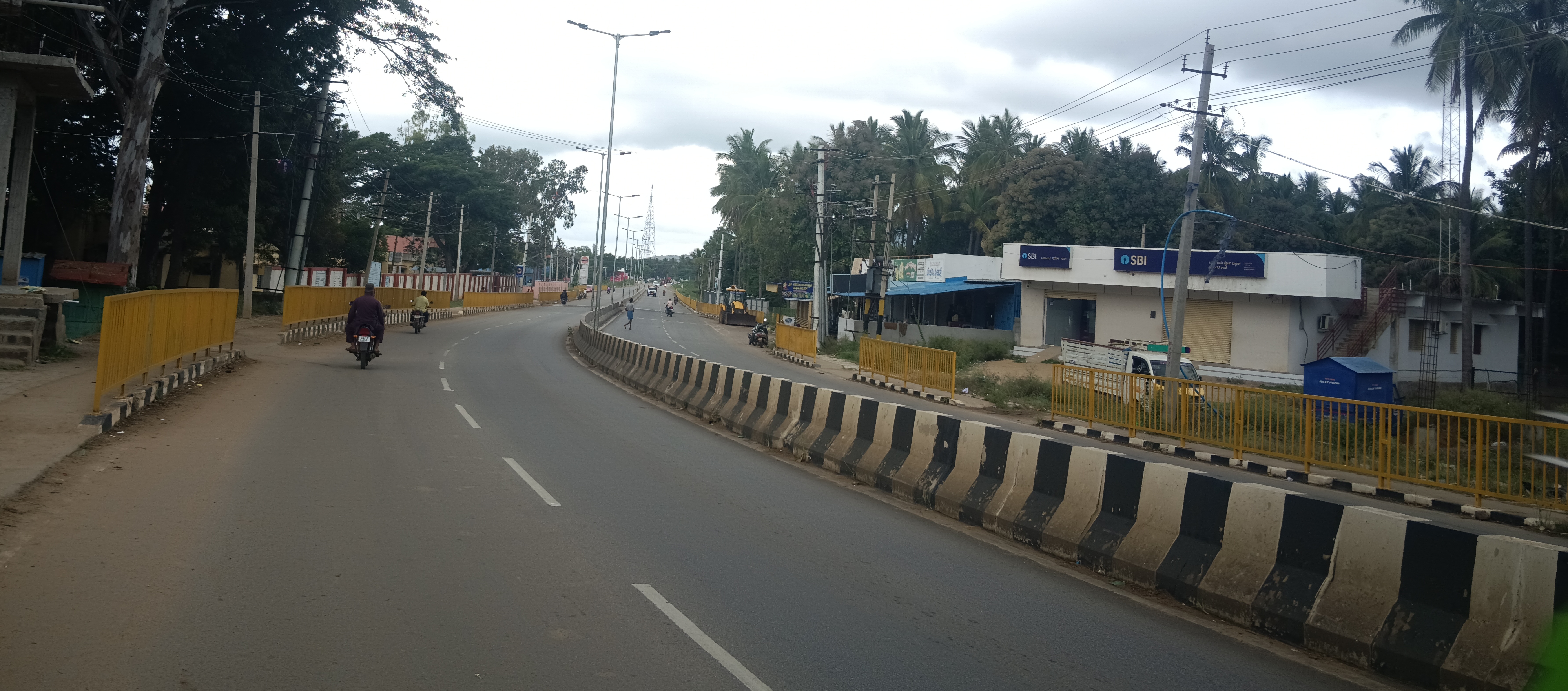 ಹನೂರು ಪಟ್ಟಣದ ಕಾಮಗೆರೆ ರಸ್ತೆ