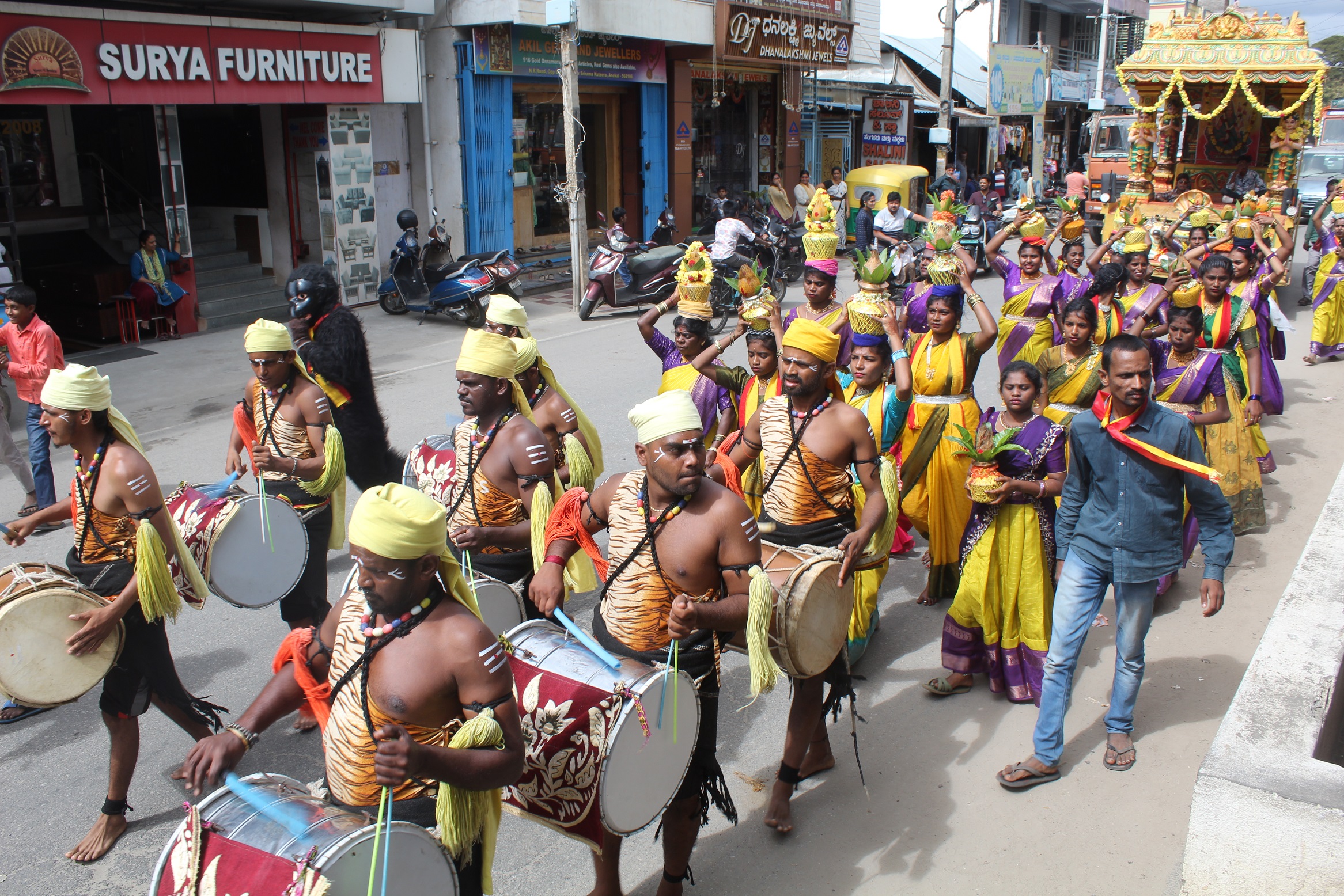 ಕನ್ನಡಿಗರ ಹಬ್ಬದ ಪ್ರಯುಕ್ತ ಭುವನೇಶ್ವರಿ ದೇವಿ ಮೂರ್ತಿಯ ಮೆರವಣಿಗೆ ವಿಜೃಂಭಣೆಯಿಂದ ನಡೆಯಿತು
