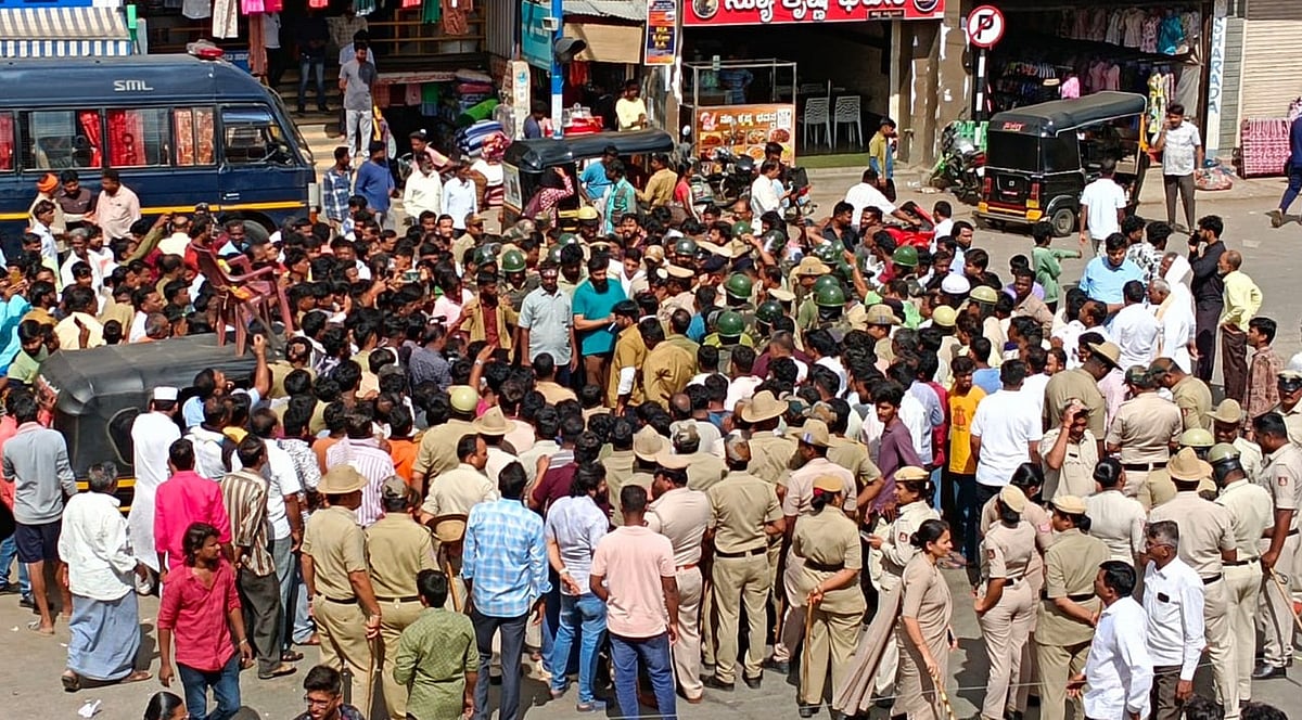 ಚಿತ್ರದುರ್ಗ: ಗಾಂಧಿ ವೃತ್ತದಲ್ಲಿ ಆಟೊ ಚಾಲಕರು, ಮಾಲೀಕರ ಒಕ್ಕೂಟದಿಂದ ಪ್ರತಿಭಟನೆ