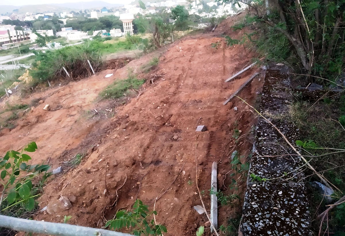 ಹರಪನಹಳ್ಳಿ: ಮಣ್ಣು ಅಗೆದು ಗೋಸಾವಿ ಗುಡ್ಡಕ್ಕೆ ಧಕ್ಕೆ