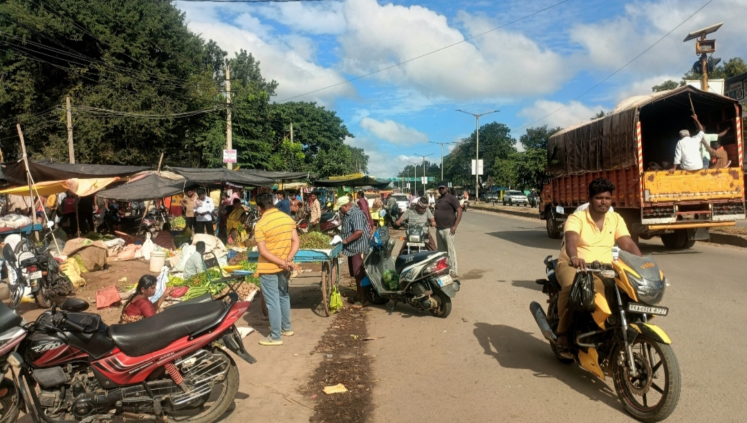 ಶಿರಾದ ಆಸ್ಪತ್ರೆ ಸಮೀಪ ತರಕಾರಿ ಹಣ್ಣು ಮಾರಾಟ