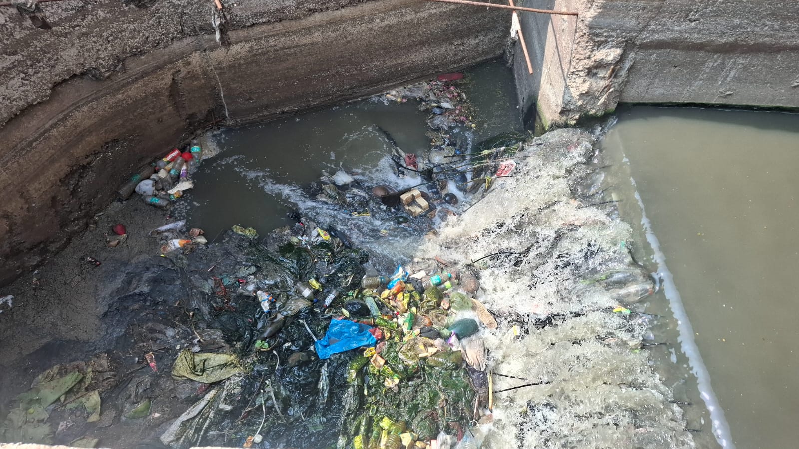 ಭೀಮನ ಮಡು ಬಳಿ ವೆಟ್‌ವೆಲ್ ಇದ್ದರೂ ನದಿಗೆ ಸೇರುತ್ತಿರುವ ಕೊಳಚೆ