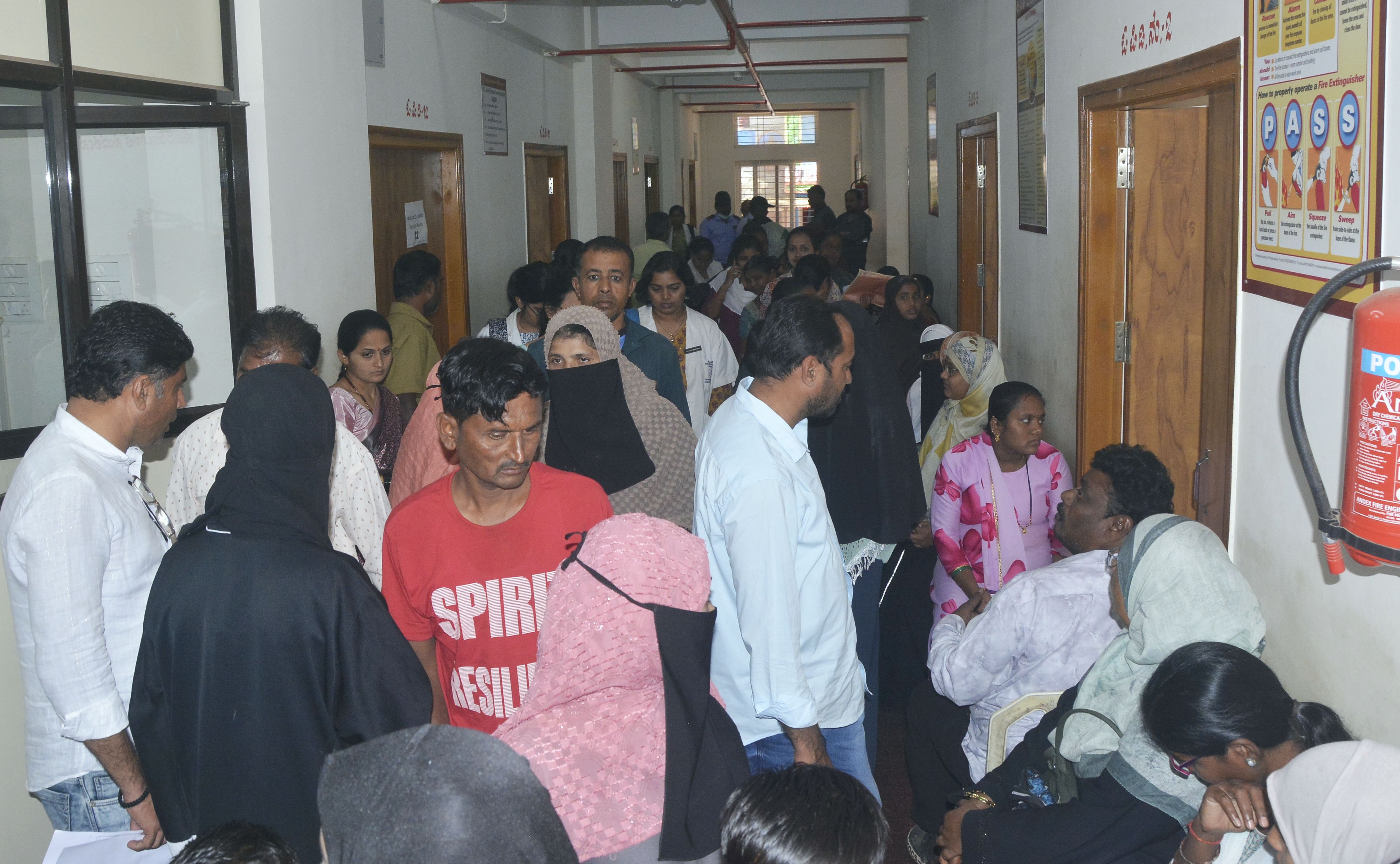 ಹುಬ್ಬಳ್ಳಿಯ ಚಿಟಗುಪ್ಪಿ ಆಸ್ಪತ್ರೆಯಲ್ಲಿ ಚಿಕಿತ್ಸೆಗಾಗಿ ಬಂದಿದ್ದ ರೋಗಿಗಳು ಪ್ರಜಾವಾಣಿ ಚಿತ್ರ/ಗುರು ಹಬೀಬ