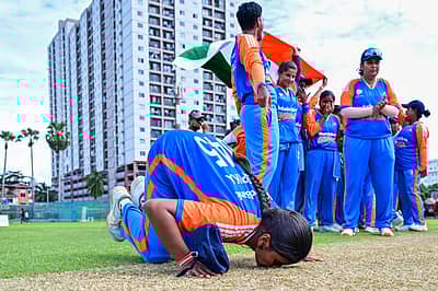 ಮೈದಾನಕ್ಕೆ ಮುತ್ತಿಟ್ಟು,  ನಮಸ್ಕಾರಿಸಿದ ತಂಡದ ನಾಯಕಿ ದೀಪಿಕಾ ಗಾಂವ್ಕರ್