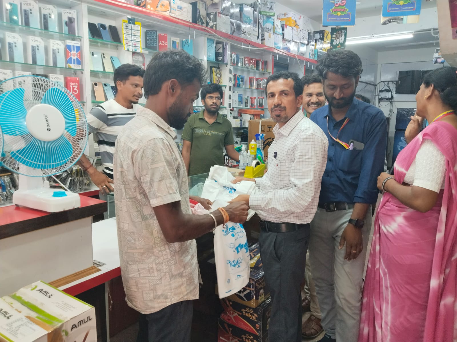 ನ್ಯಾಮತಿಯ ಅಂಗಡಿಯೊಂದರಲ್ಲಿ ಅಧಿಕಾರಿಗಳು ಏಕಬಳಕೆಯ ಪ್ಲಾಸ್ಟಿಕ್ ಕವರ್‌ಗಳನ್ನು ಜಪ್ತಿ ಮಾಡಿದರು