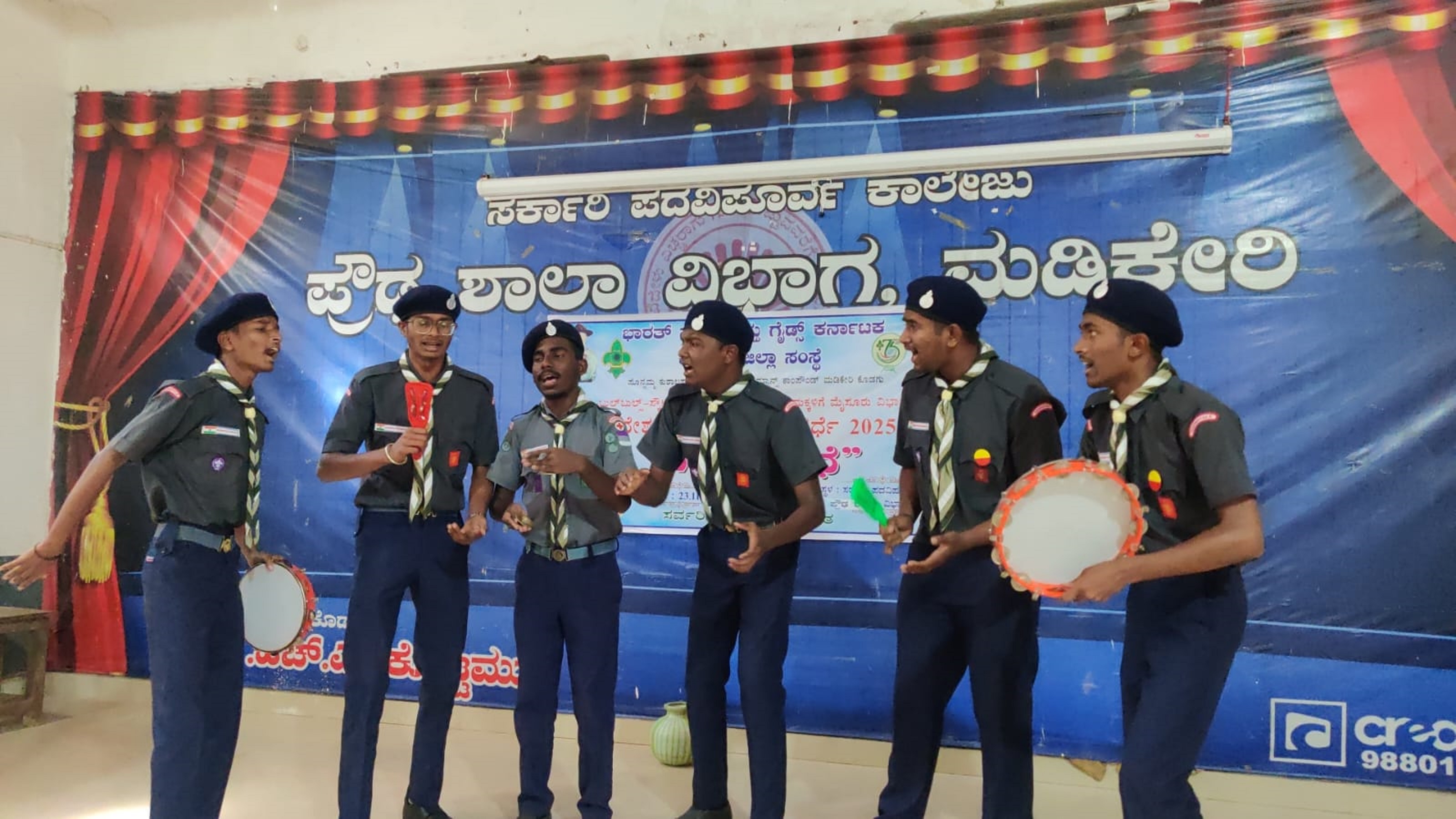 ವಿದ್ಯಾರ್ಥಿಗಳು ದೇಶಭಕ್ತಿ ಗೀತೆಗಳನ್ನು ಹಾಡಿದರು.