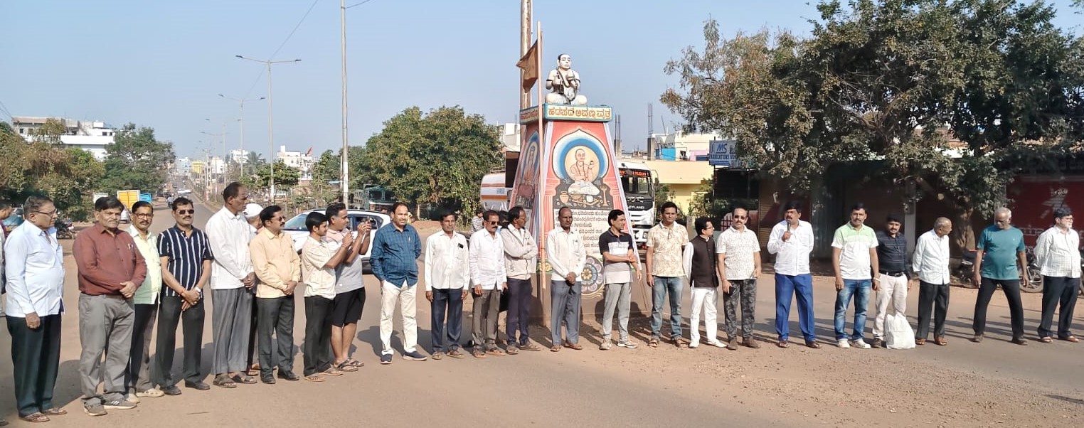 ಬೀದರ್‌ನ ಕೃಷಿ ಕಾಲೊನಿ ವಿವೇಕಾನಂದ ಕಾಲೊನಿಯ ನಿವಾಸಿಗಳು ಮೈಲೂರ–ಗುಂಪಾ ರಿಂಗ್‌ರೋಡ್‌ನಲ್ಲಿ ಭಾನುವಾರ ರಸ್ತೆ ತಡೆ ನಡೆಸಿದರು