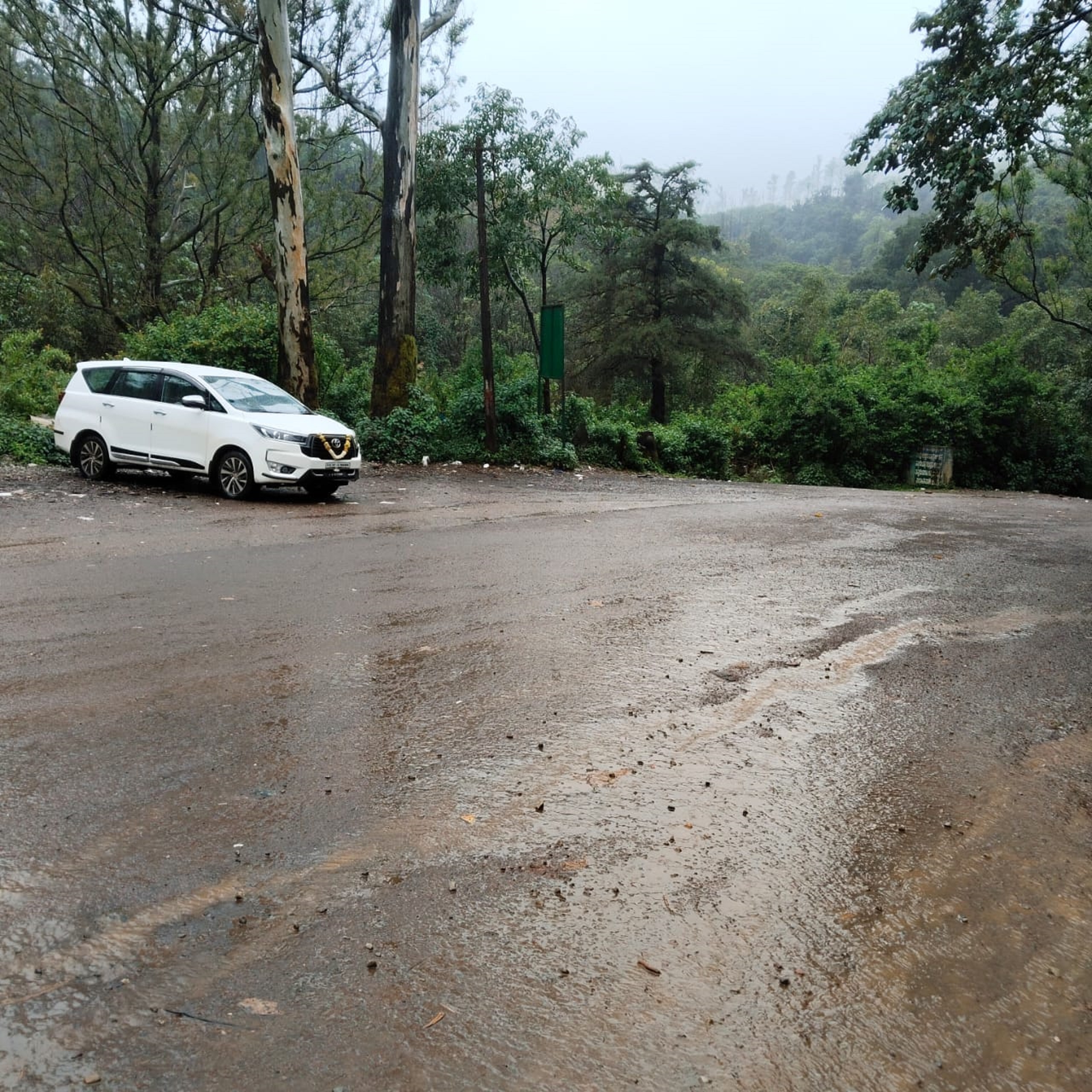 ಕೆಮ್ಮಣ್ಣಗುಂಡಿ ಹೆಬ್ಬ ಜಲ‍ಪಾತದ ಬಳಿ ಪ್ರವಾಸಿಗರಿಲ್ಲದೆ ಬಣಗುಡುತ್ತಿರುವ ವಾಹನ ನಿಲುಗಡೆ ತಾಣ