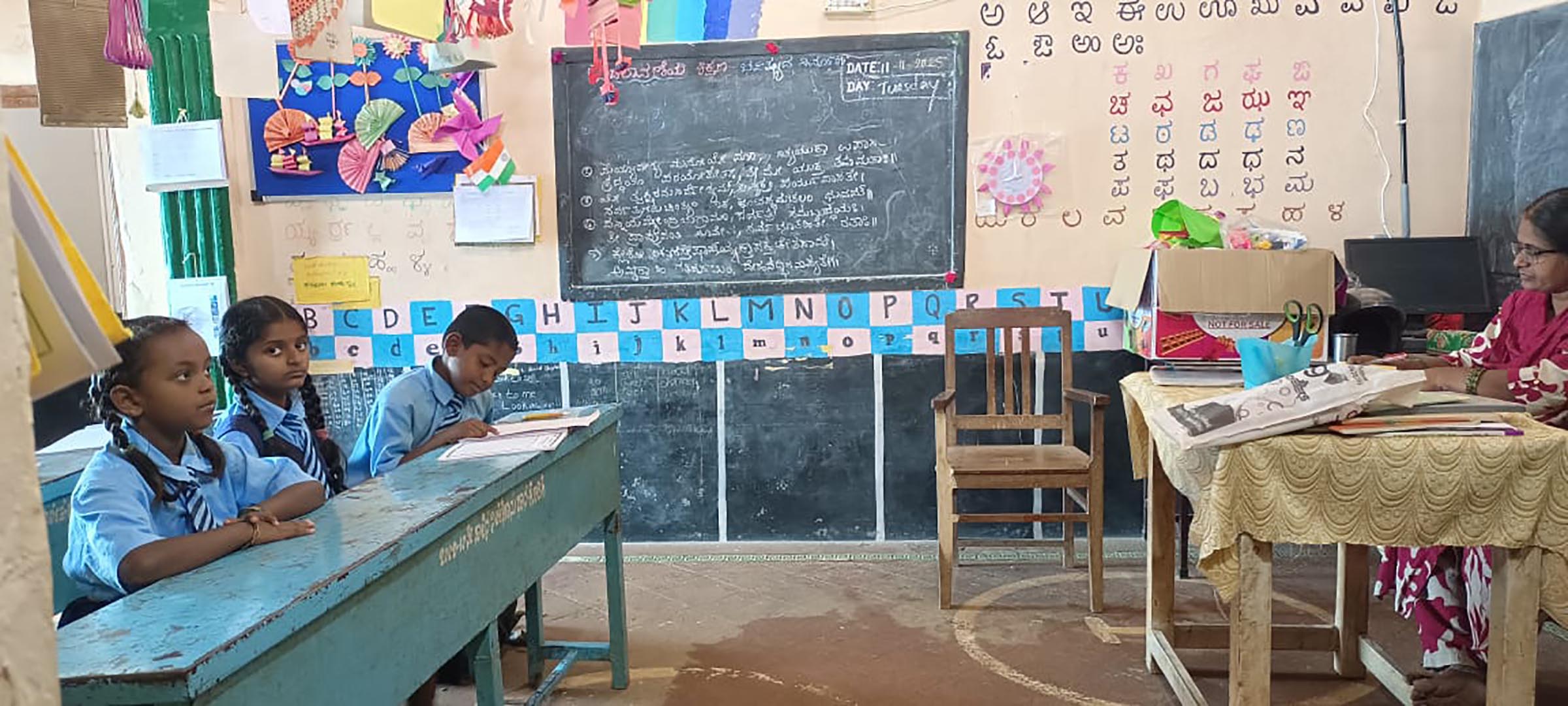 ಶಿಡ್ಲಘಟ್ಟ ತಾಲ್ಲೂಕಿನ ಬಳುವನಹಳ್ಳಿಯ ಸರ್ಕಾರಿ ಶಾಲೆಯಲ್ಲಿ ಮೂವರು ಮಕ್ಕಳು ಪಾಠ ಕಲಿಯುತ್ತಿರುವುದು