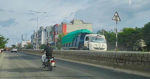 ವಡಗೇರಾ ಅಧಿಕ ಭಾರದ ಅಕ್ರಮ ಮರಳನ್ನು ಟಿಪ್ಪರದಲ್ಲಿ ಜಿಲ್ಲಾ ಮುಖ್ಯ ರಸ್ತೆಯ ಮೇಲೆ ಸಾಗಿಸುತ್ತಿರುವದು