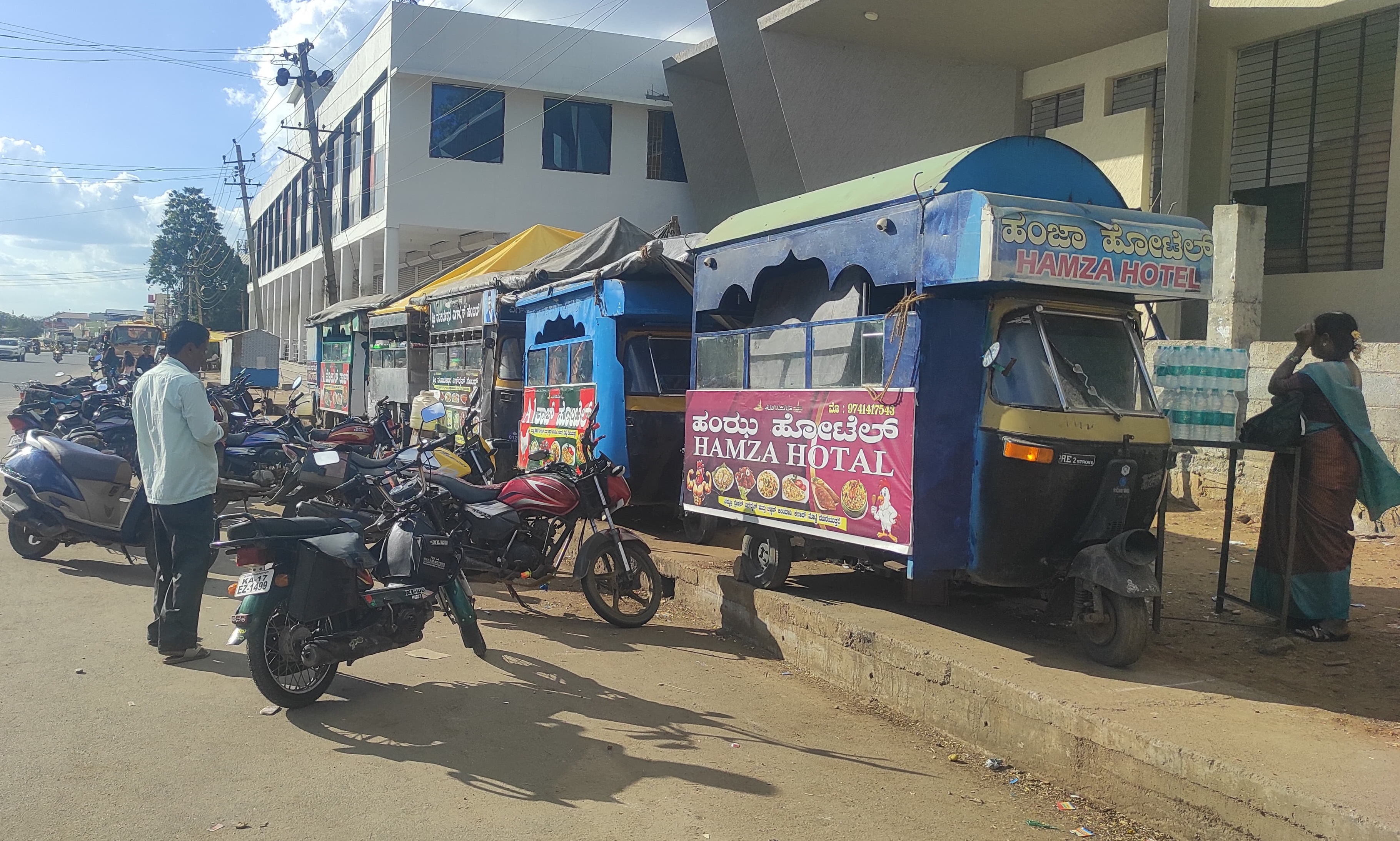 ಹೊಳಲ್ಕೆರೆಯ ಶಿವಮೊಗ್ಗ ರಸ್ತೆಯ ಪಾದಚಾರಿ ಮಾರ್ಗದಲ್ಲಿ ತಲೆ ಎತ್ತಿರುವ ಗೂಡಂಗಡಿಗಳು
