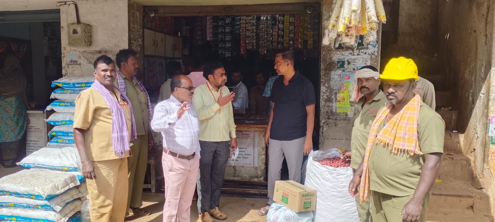 ಜಗಳೂರಿನಲ್ಲಿ ಏಕಬಳಕೆಯ ಪ್ಲಾಸ್ಟಿಕ್ ಮಾರಾಟ ಮಾಡುತ್ತಿರುವ ಕಿರಾಣಿ ಅಂಗಡಿಗಳ ಮೇಲೆ ಈಚೆಗೆ ಅಧಿಕಾರಿಗಳು ದಾಳಿ ನಡೆಸಿ ಪರಿಶೀಲಿಸಿದರು