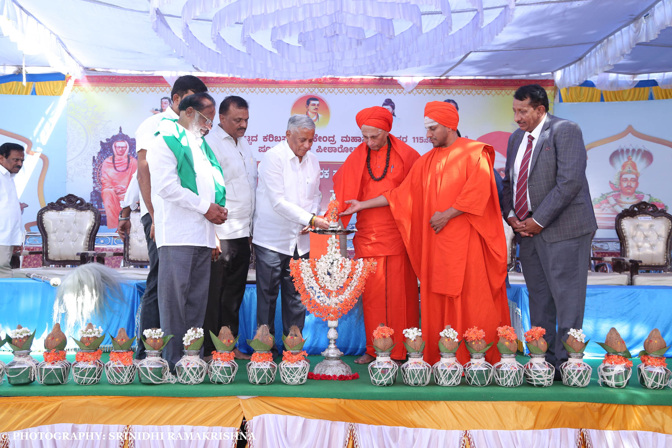 ನಗರದ ಗುರುಕುಲ ಆಶ್ರಮದ ಆವರಣದಲ್ಲಿ ಲಿಂಗೈಕ ಜಗದ್ಗುರು ಪಟ್ಟದ ಕರಿಬಸವ ದೇಶಿಕೇಂದ್ರ ಸ್ವಾಮೀಜಿಯವರ 115ನೇ ಸಂಸ್ಮರಣೆ ಹಾಗೂ ಪೂಜ್ಯರ 28ನೇ ಪೀಠಾರೋಹಣ ಕಾರ್ಯಕ್ರಮ ಹಾಗೂ ಗುರುಕುಲ ಶತಮಾನೋತ್ಸವದ ಸ್ಮಾರಕ ಪಾಠಶಾಲಾ ನೂತನ ಕಟ್ಟಡದ ಲೋಕಾರ್ಪಣಾ ಸಮಾರಂಭ