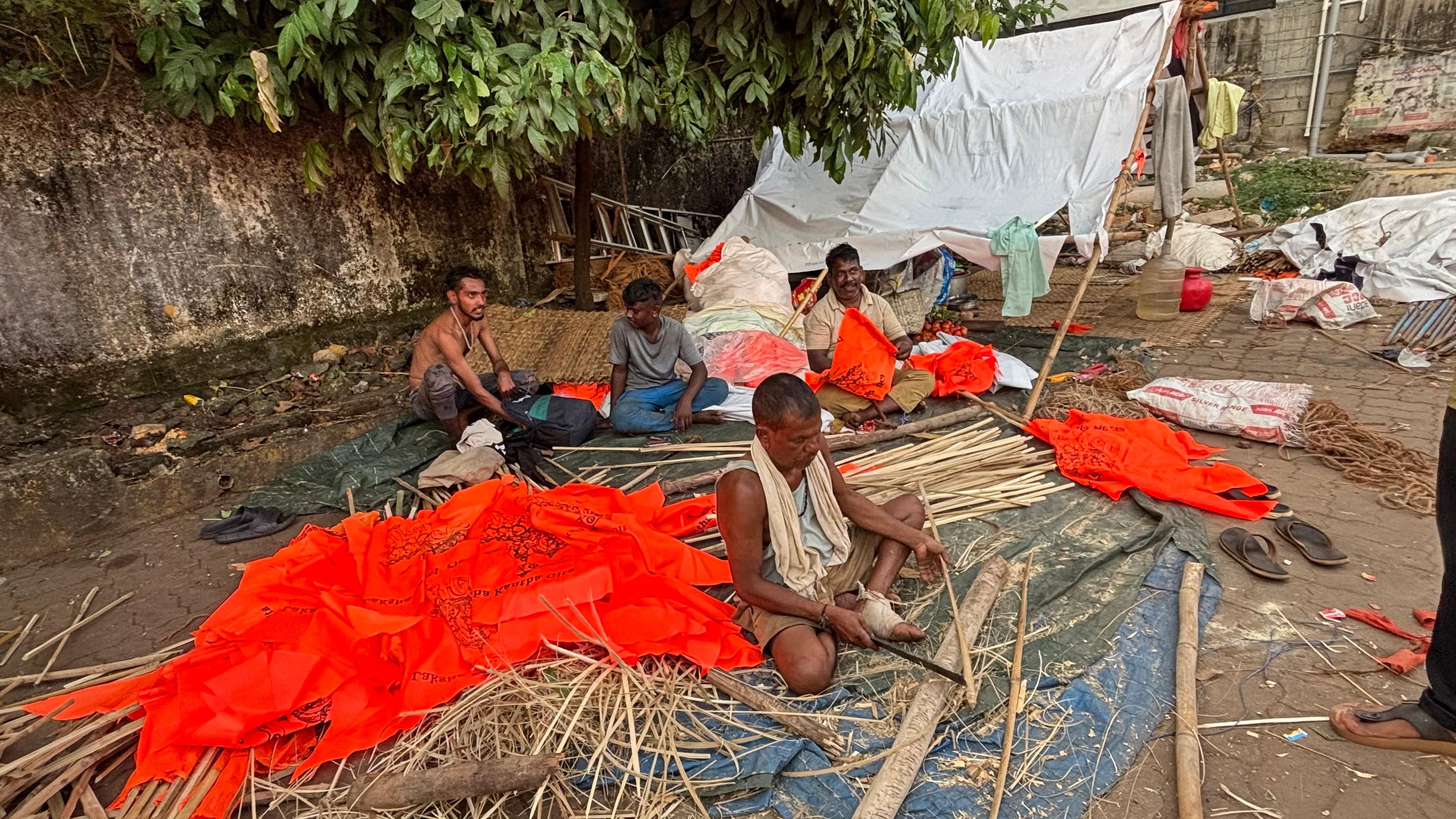 ರಸ್ತೆ ಡಿವೈಡರ್‌ಗಳಲ್ಲಿ ಕಟ್ಟಲು ಧ್ವಜಗಳನ್ನು ಸಿದ್ಧಪಡಿಸುತ್ತಿರುವುದು