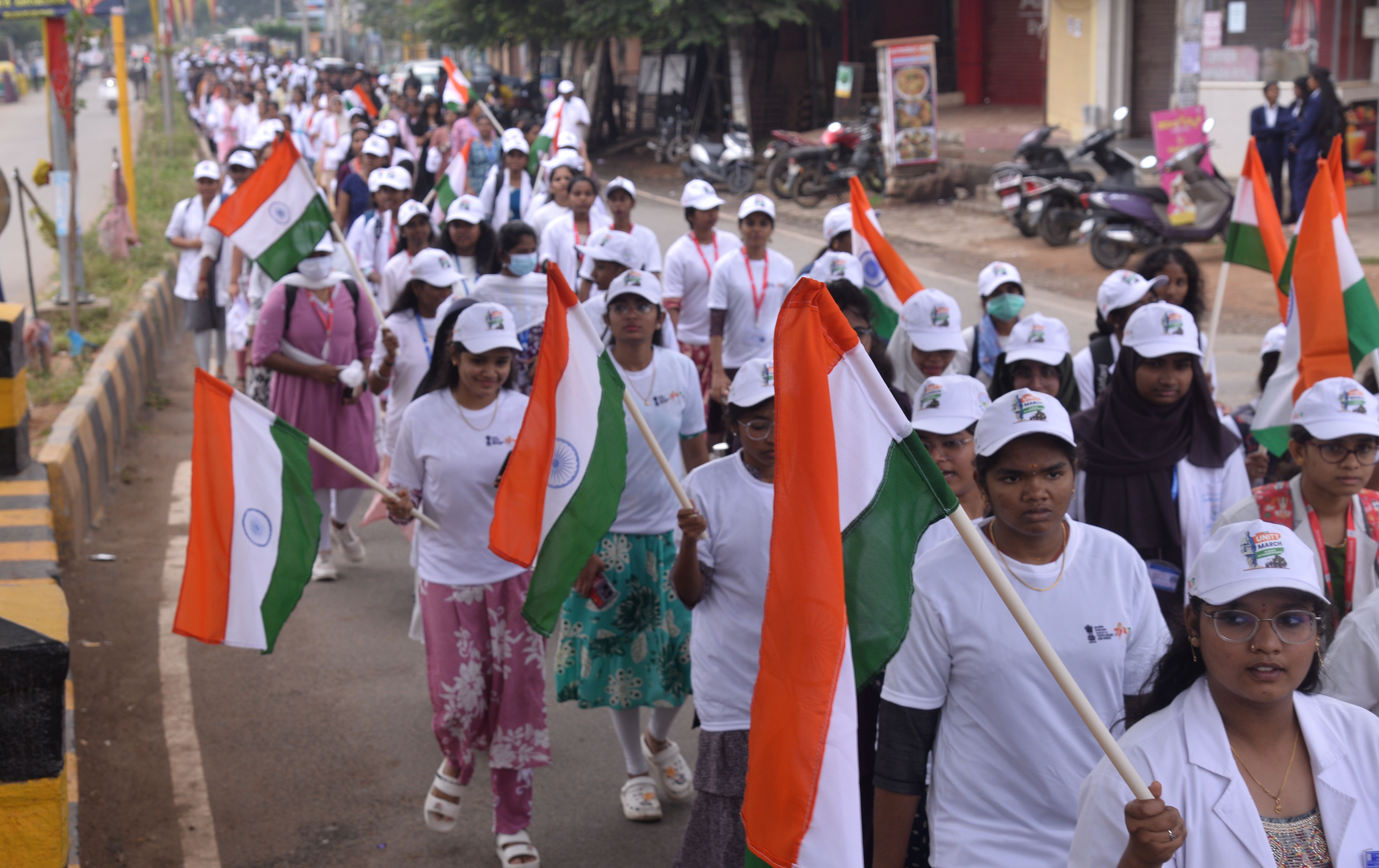 ಕೋಲಾರದಲ್ಲಿ ಸೋಮವಾರ ನಡೆದ ಏಕತಾ ಪಾದಯಾತ್ರೆಯಲ್ಲಿ ವಿದ್ಯಾರ್ಥಿನಿಯರು ಸಾಗಿದ ಸಂದರ್ಭ