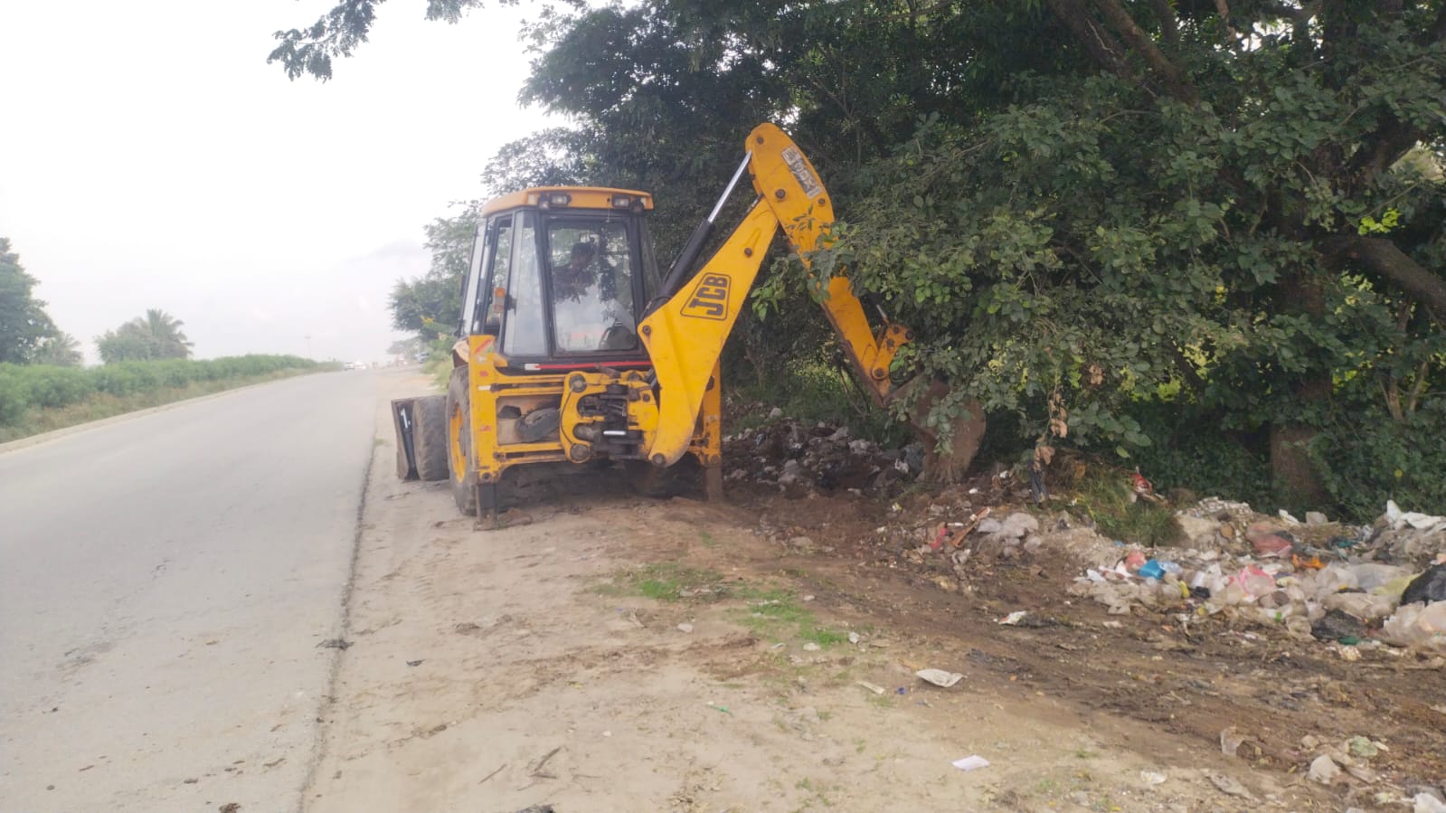 ಬೃಹತ್ ಯಂತ್ರಗಳ ಮೂಲಕ ತ್ಯಾಜ್ಯ ತೆರವು 