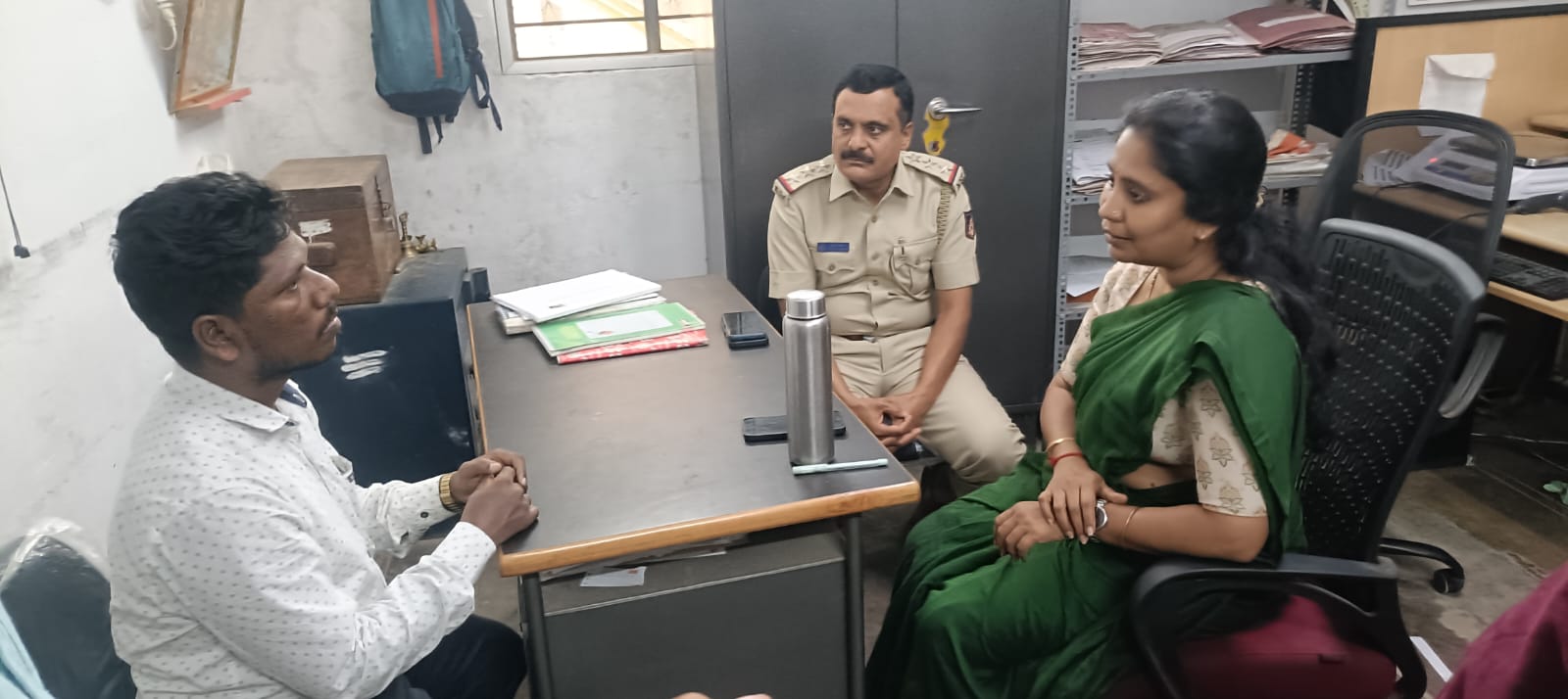 ಸರಗೂರು ಅಂಚೆ ಕಚೇರಿ ಪೋಸ್ಟ್ ಮಾಸ್ಟರ್ ಬಳಿ ನಿಮ್ಮ‌ಇಲಾಖೆಯ ಹಿರಿಯ ಅಧಿಕಾರಿಗಳ ನ್ನು ಕರೆಸುವಂತೆ ತಹಶೀಲ್ದಾರ್ ಮೋಹನ ಕುಮಾರಿ ಮಾತನಾಡಿದರು. ಸರ್ಕಲ್ ಇನ್ಸ್ಪೆಕ್ಟರ್ ಪ್ರಸನ್ನ ಕುಮಾರ್ ಇದ್ದಾರೆ