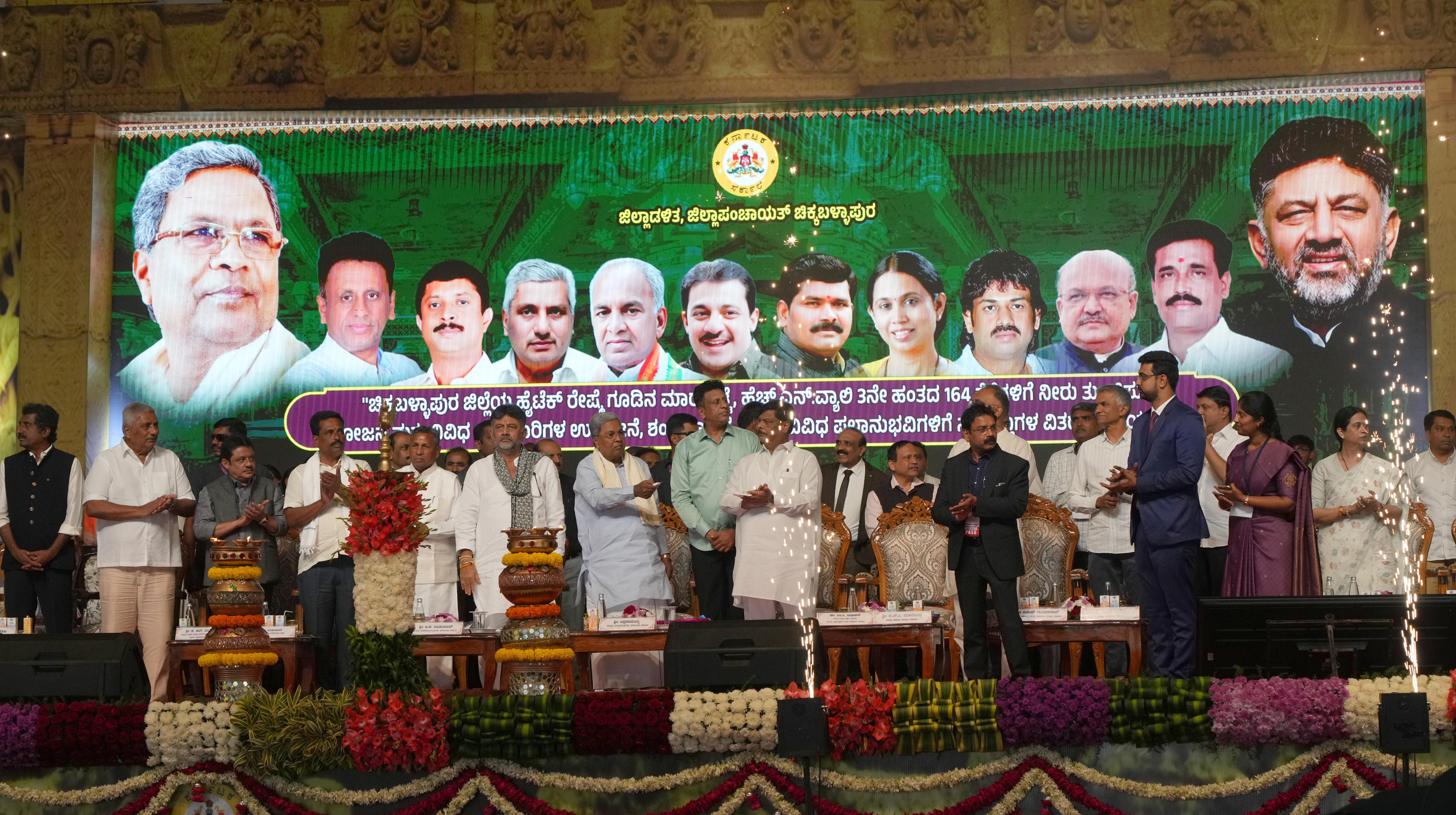 ವಿವಿಧ ಅಭಿವೃದ್ಧಿ ಕಾಮಗಾರಿಗಳಿಗೆ ಚಾಲನೆ ನೀಡಿದ ಕ್ಷಣ