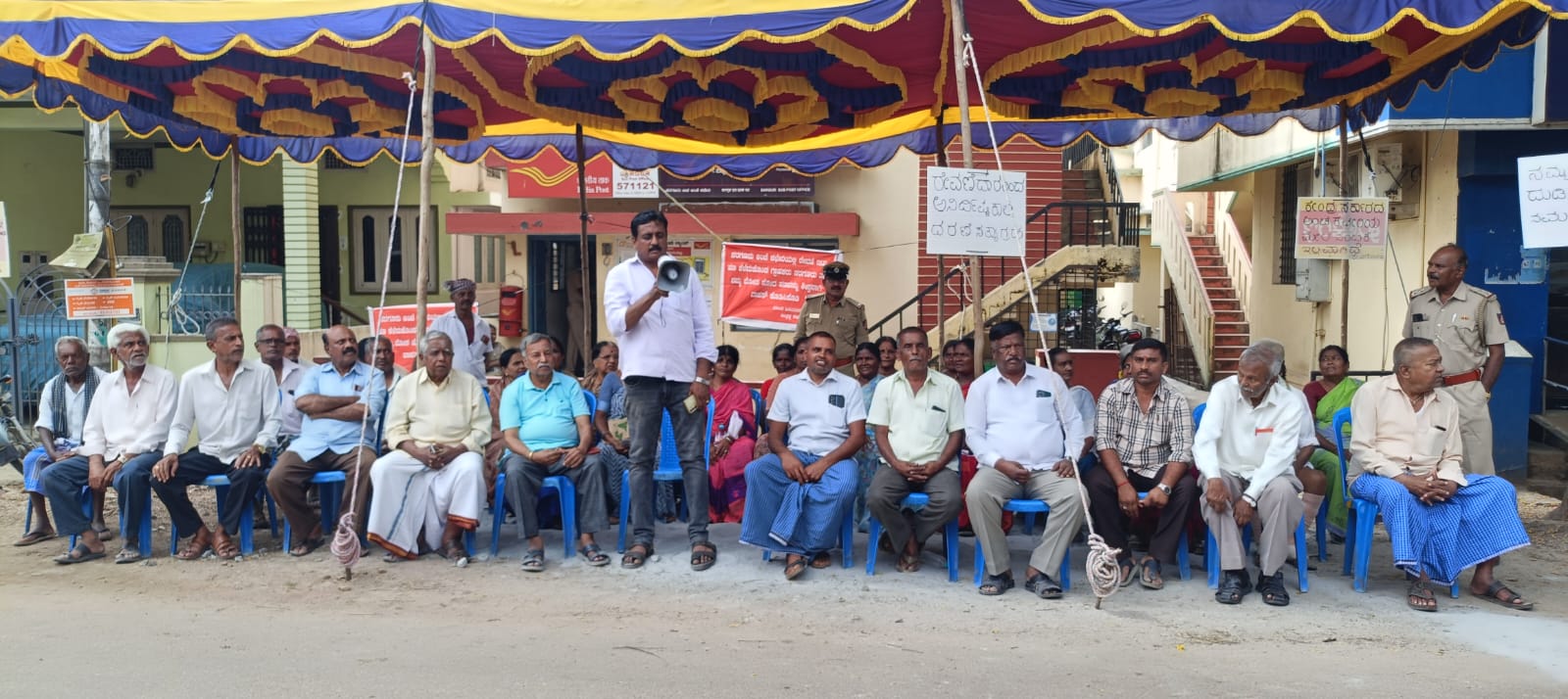 ಸರಗೂರು ಅಂಚೆ ಕಚೇರಿಯ ಮುಂದೆ ಠೇವಣಿದಾರರು ಪ್ರತಿಭಟನೆ ಮಾಡಿದರು