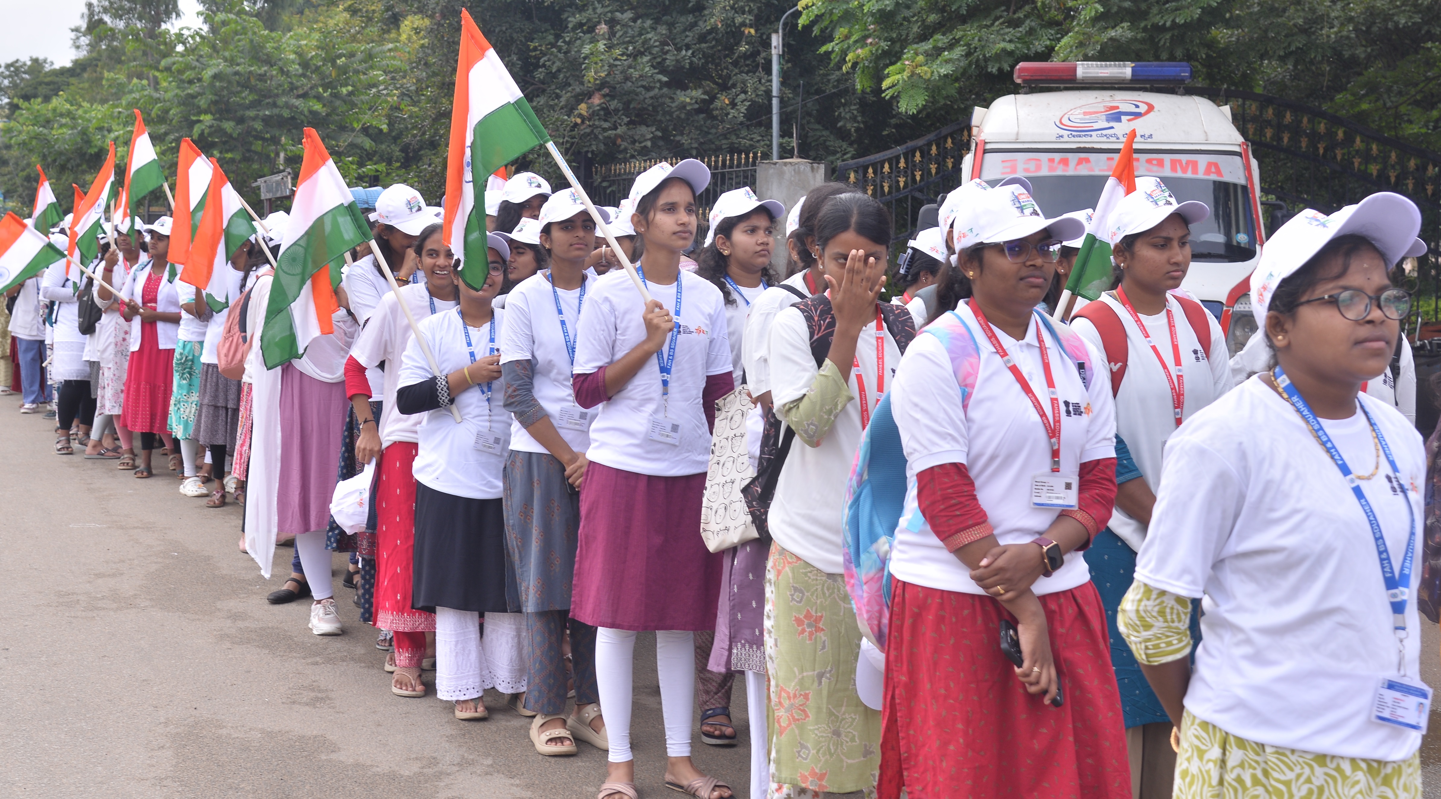 ಕೋಲಾರದಲ್ಲಿ ಸೋಮವಾರ ನಡೆದ ಏಕತಾ ಪಾದಯಾತ್ರೆಯಲ್ಲಿ ವಿದ್ಯಾರ್ಥಿನಿಯರು ಸಾಗಿದ ಸಂದರ್ಭ